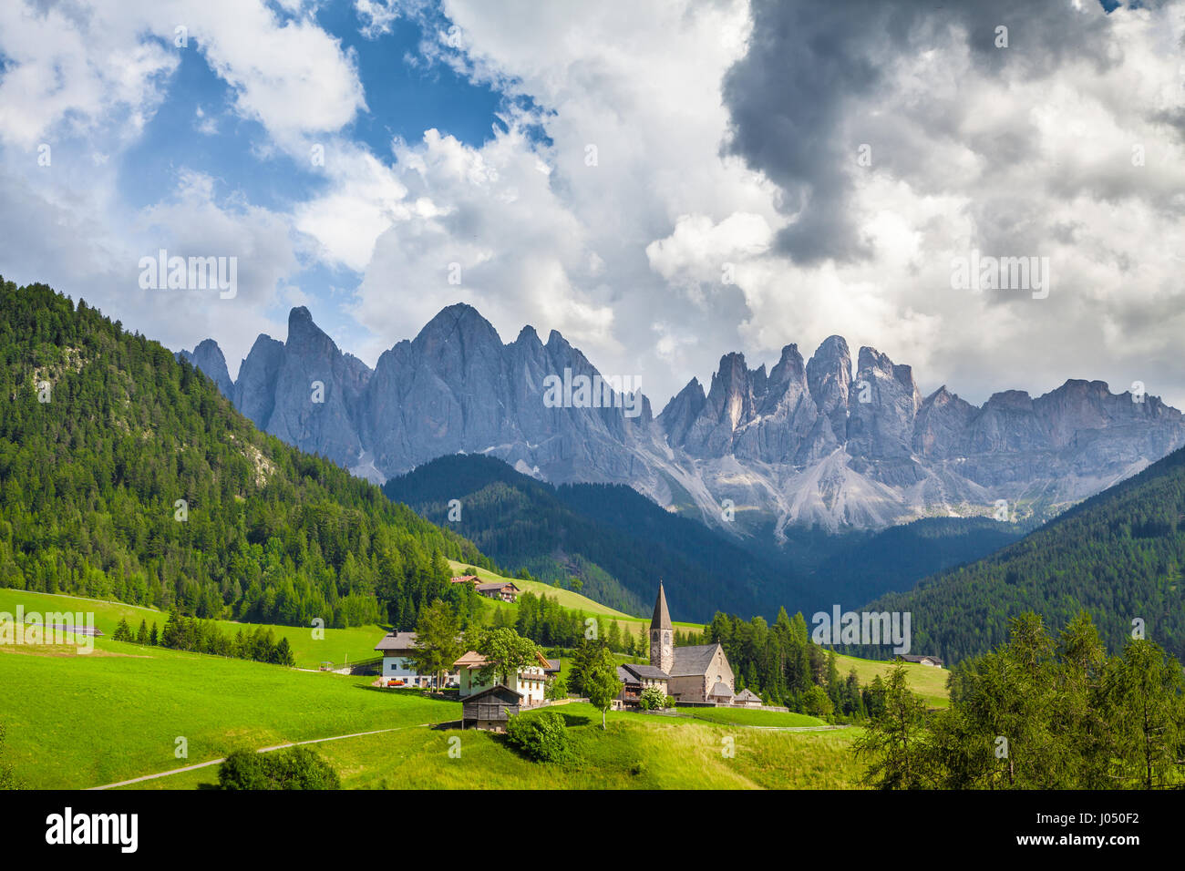 Schöne Aussicht auf die idyllische Bergwelt der Dolomiten mit berühmten Santa Maddelana Bergdorf im Sommer, Val di Funes, Südtirol, Italien Stockfoto