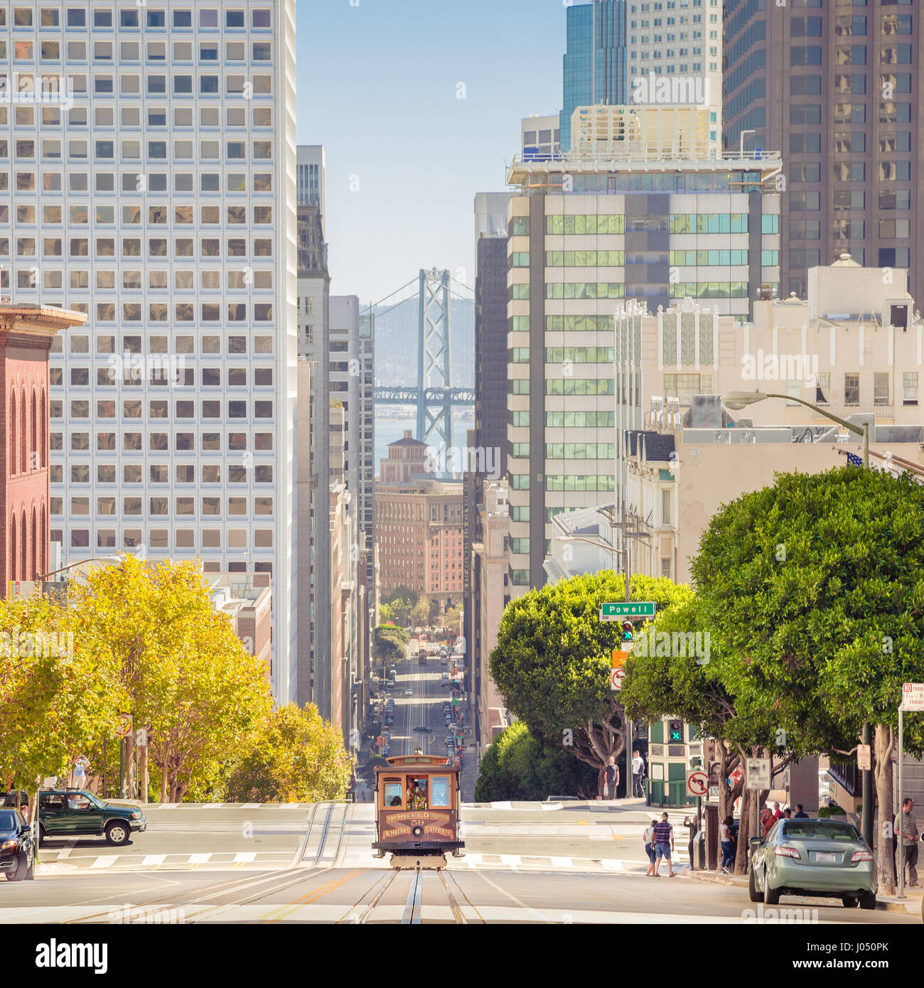Klassische Ansicht des historischen traditionellen Seilbahn fahren in der berühmten California Street im schönen Abendlicht bei Sonnenuntergang im Sommer, San Francisco, USA Stockfoto
