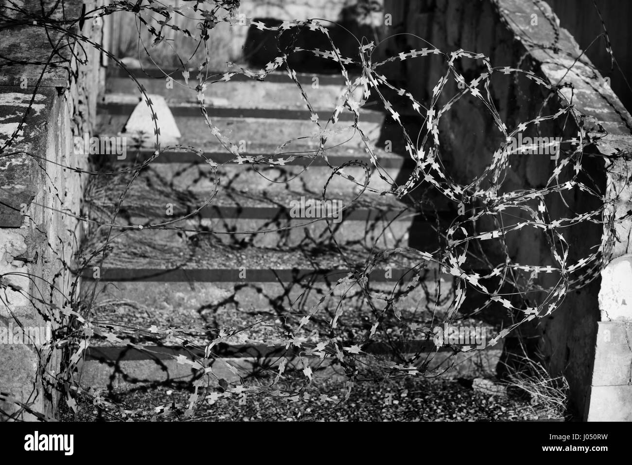 Eine verlassene Treppe mit Stacheldraht bedeckt. Verlassenen Ort und Thema verbotene Zone Stockfoto