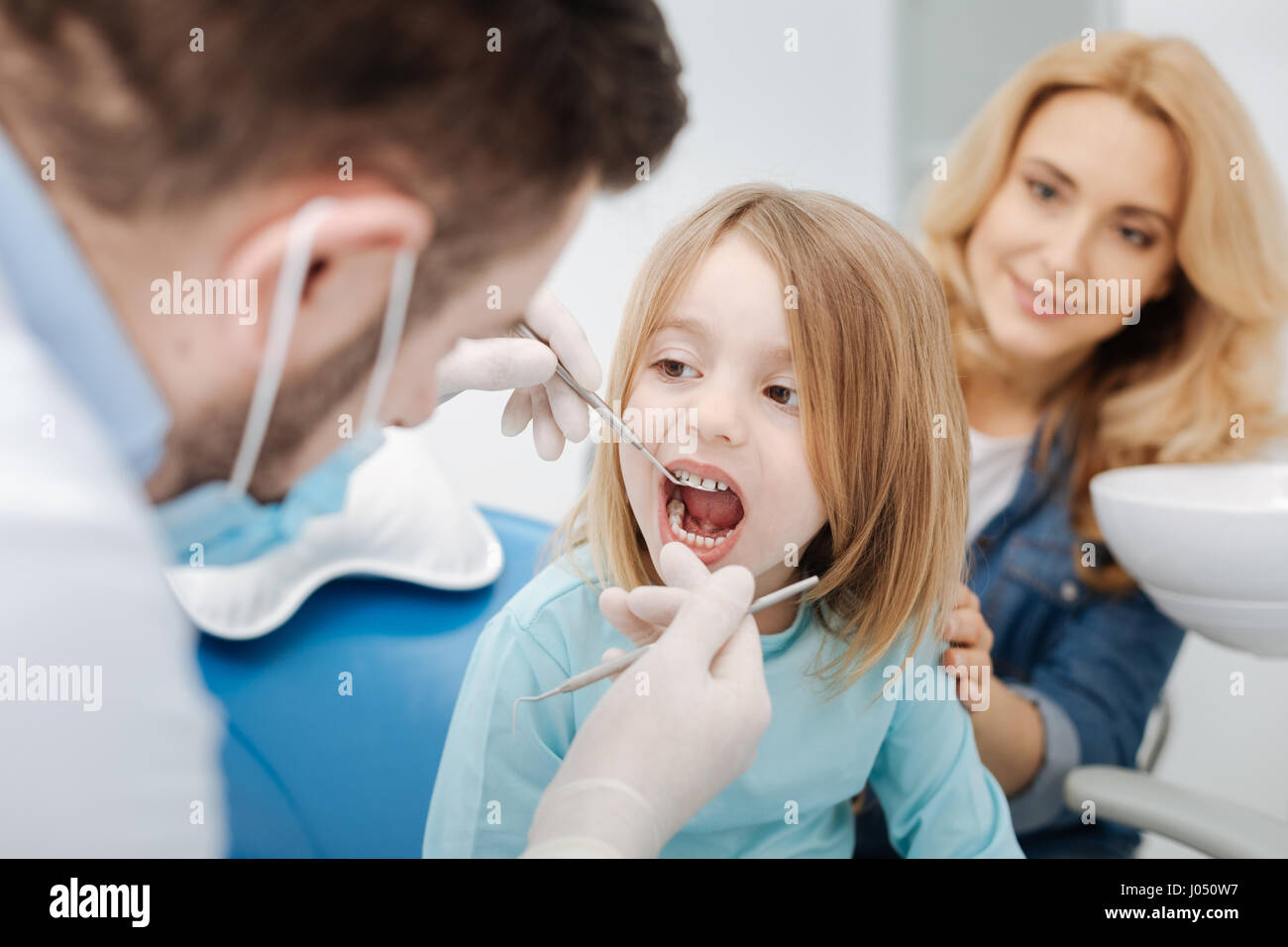 Ausgezeichnete Kinderzahnarzt Verhalten schön an die Zahnärzte Stockfoto