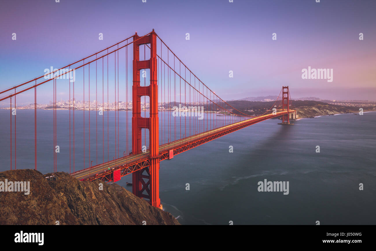 Klassische Panorama der berühmten Golden Gate Bridge gesehen aus Sicht der Batterie Spencer in schönen Beitrag Sonnenuntergang Dämmerung, San Francisco, Kalifornien Stockfoto