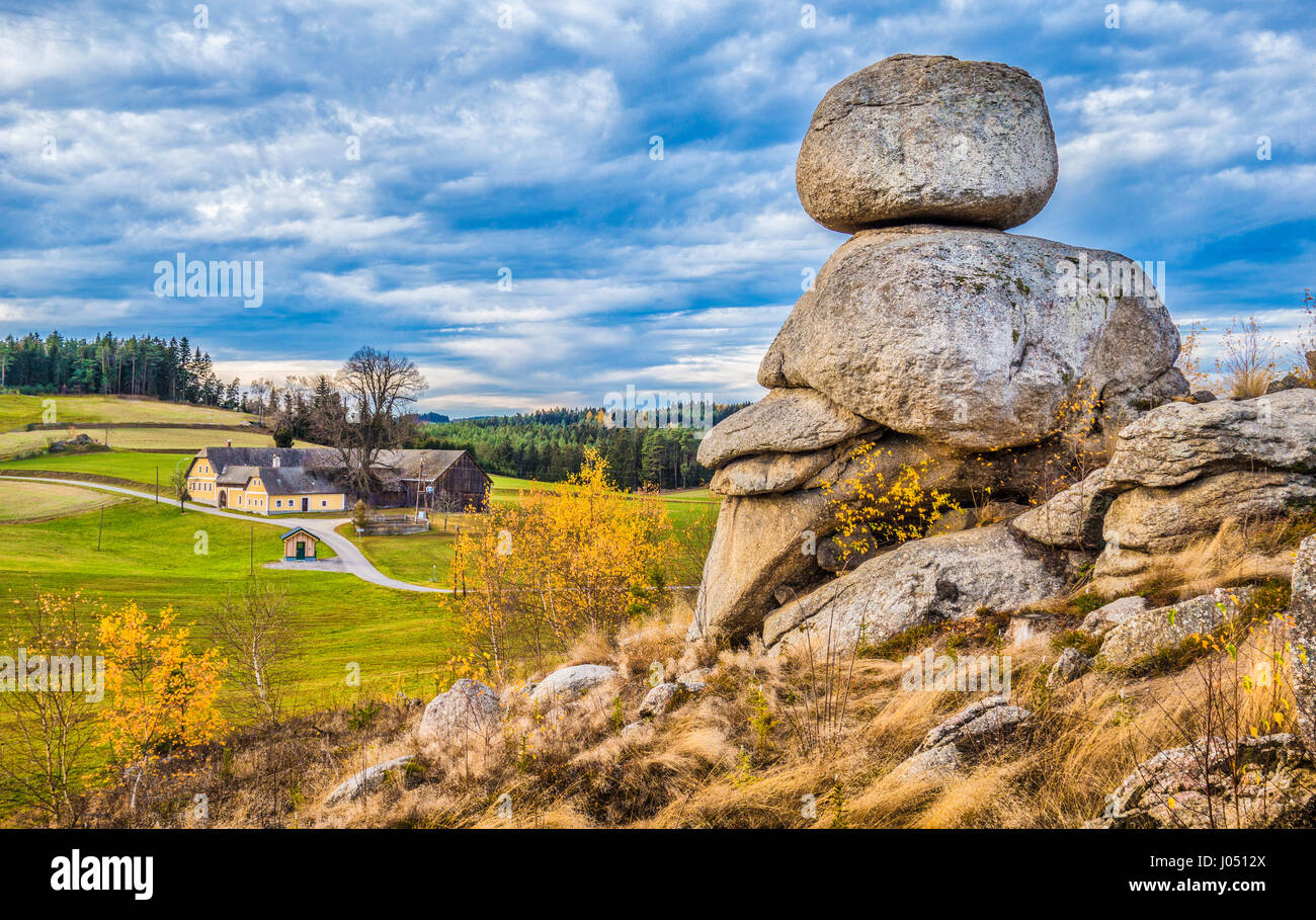 Landschaft im idyllischen Waldviertels mit bekannten Wackelsteine rocken Steinen und traditionelles Bauernhaus bei Sonnenuntergang, Niederösterreich, Österreich Stockfoto