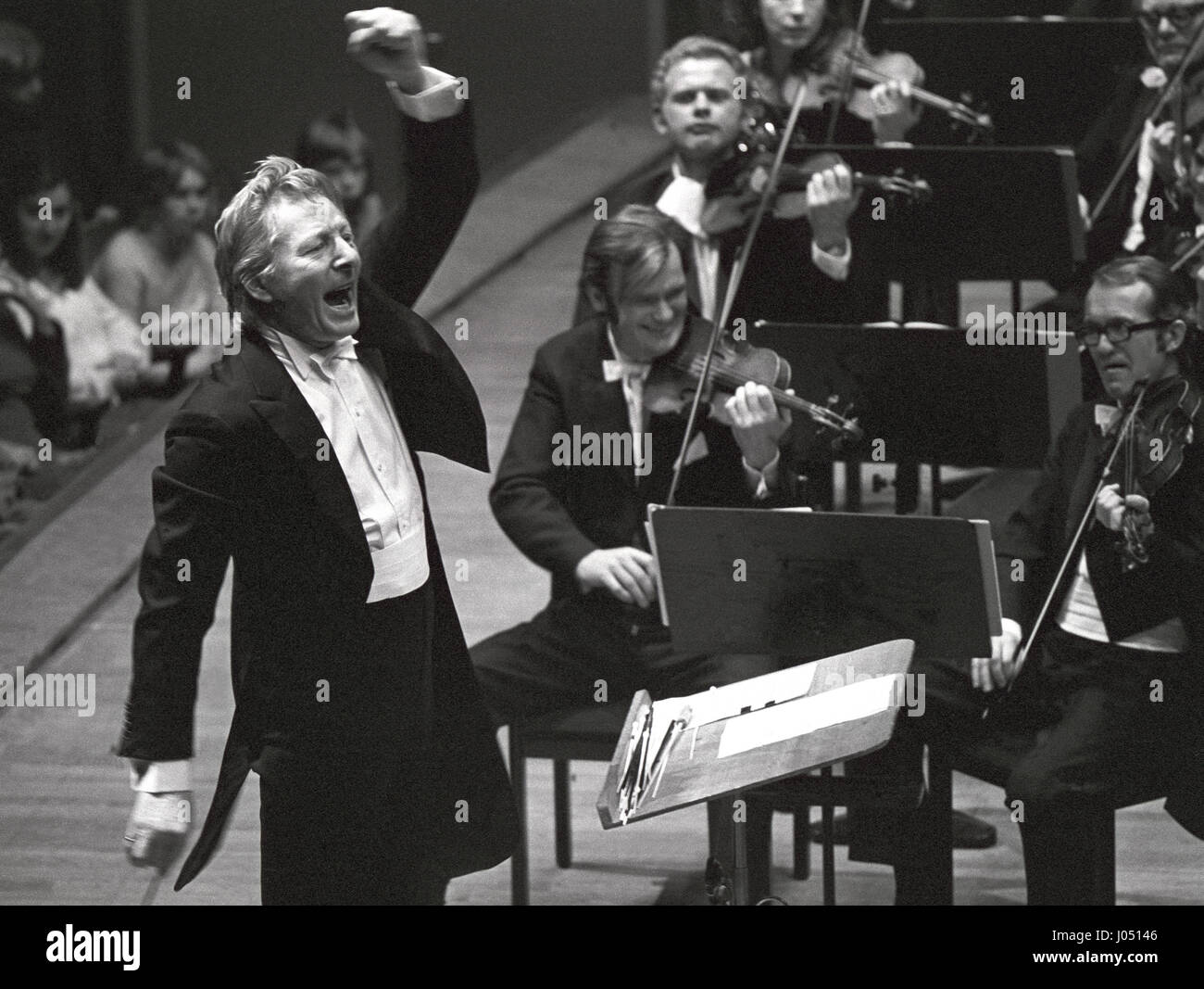 DANNY KAYE, US-amerikanischer Schauspieler leitet ein Sinfonieorchester auf einer Unesco-Gala 1973 in Stockholm Concert hall Stockfoto