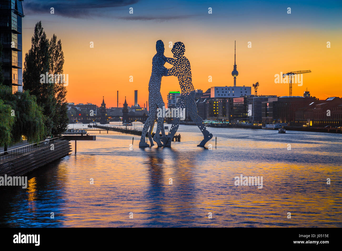 Panoramablick über die Skyline von Berlin mit berühmte Molecule Man Skulptur und Spree entlang in schönen Beitrag Sonnenuntergang Dämmerung in der Abenddämmerung im Sommer, Deutschland Stockfoto