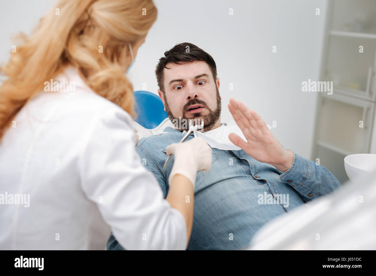 Emotionale überrascht Kerl nicht bereit für ein Verfahren Stockfoto