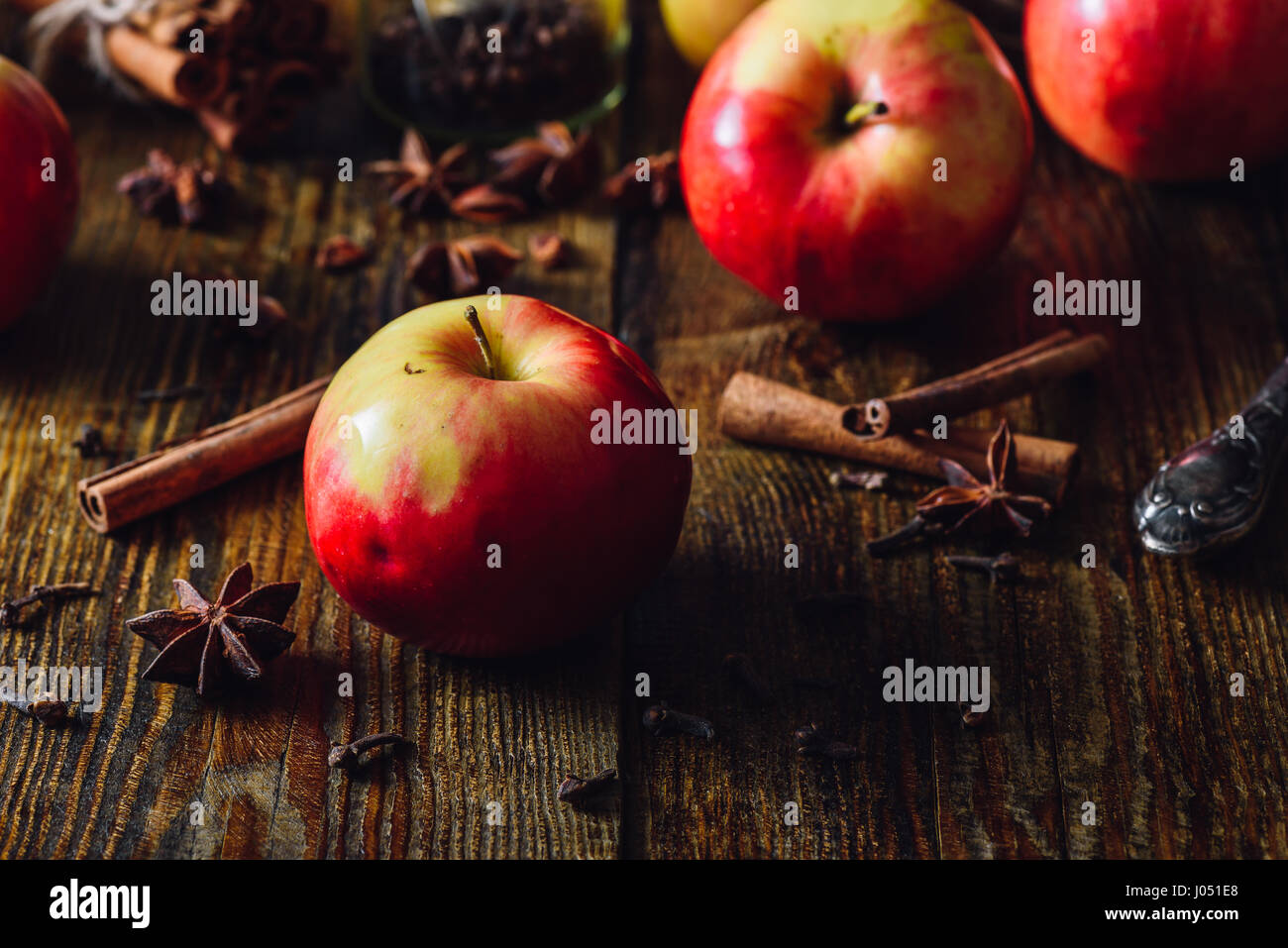Rote Äpfel mit weihnachtlichen Gewürzen zum Kochen Apfel Grog. Stockfoto