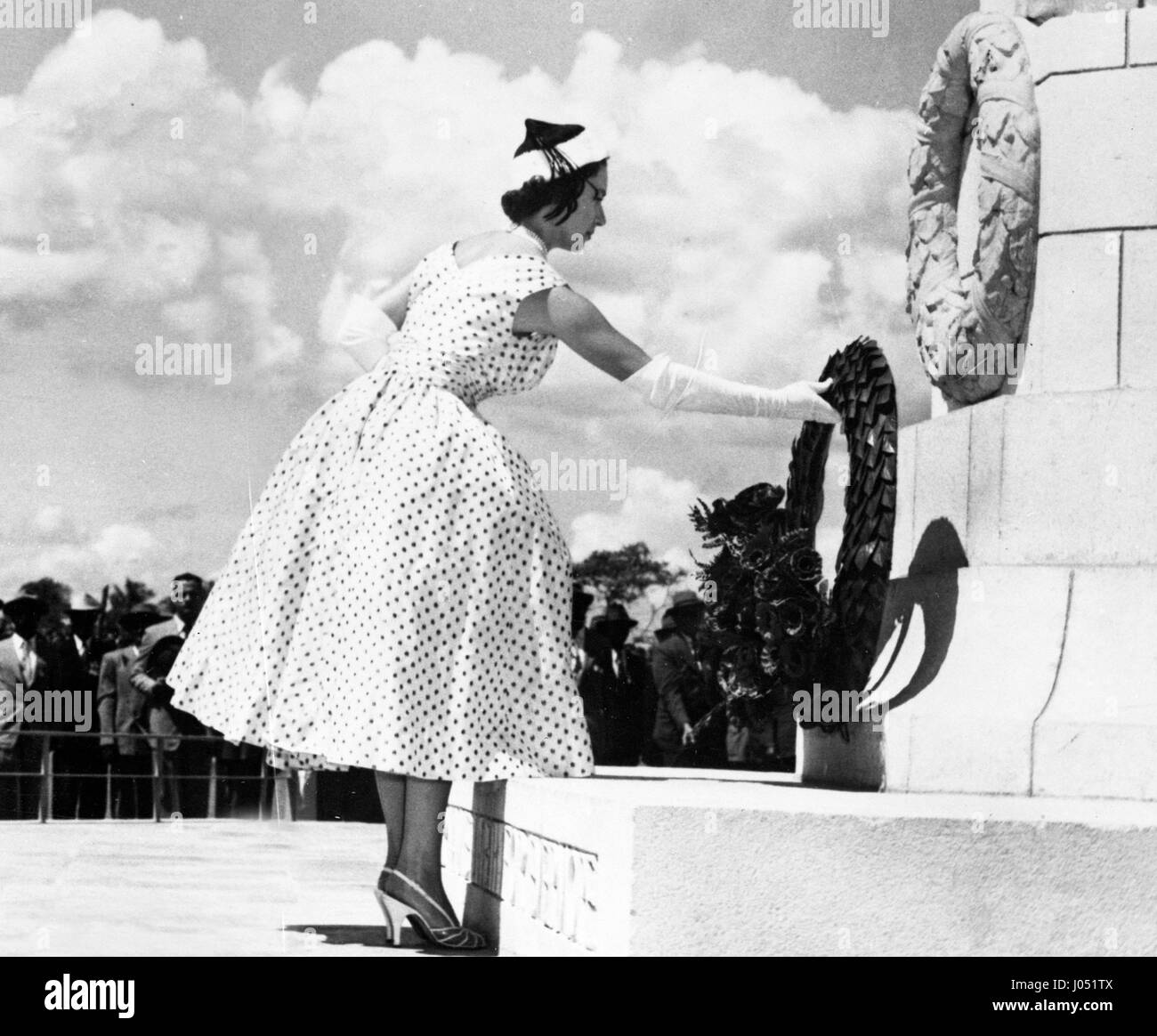 Prinzessin Margaret ist eine Hommage an die Helden des ersten und zweiten Weltkrieg, als sie einen Kranz am Fuße der Kenotaph in der George der Sixth Memorial Park in Kingston, Jamaika legt. Stockfoto