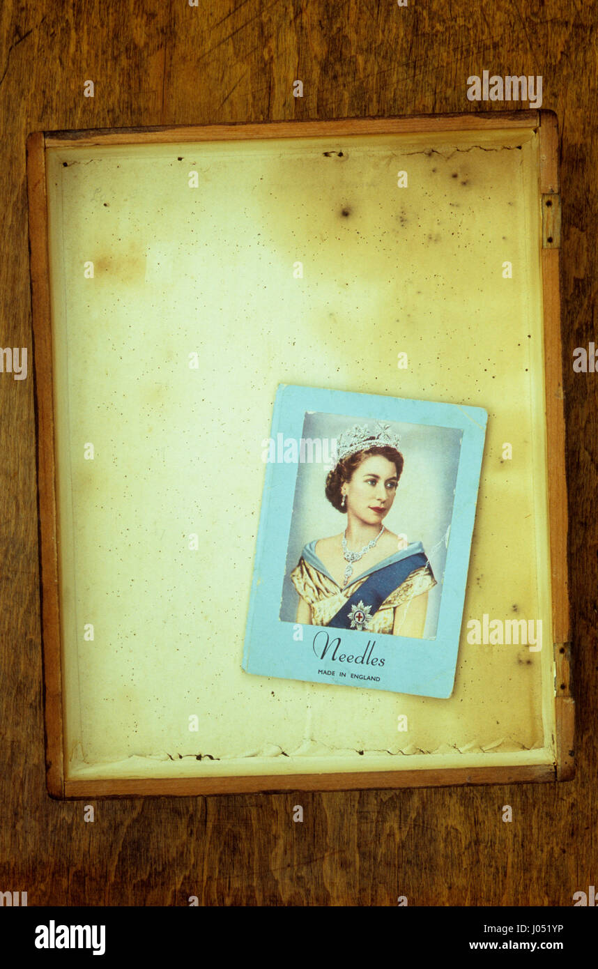 Box mit Vintage Ordner für Nähnadeln mit Foto der jungen Königin Elizabeth II auf der Vorderseite Stockfoto