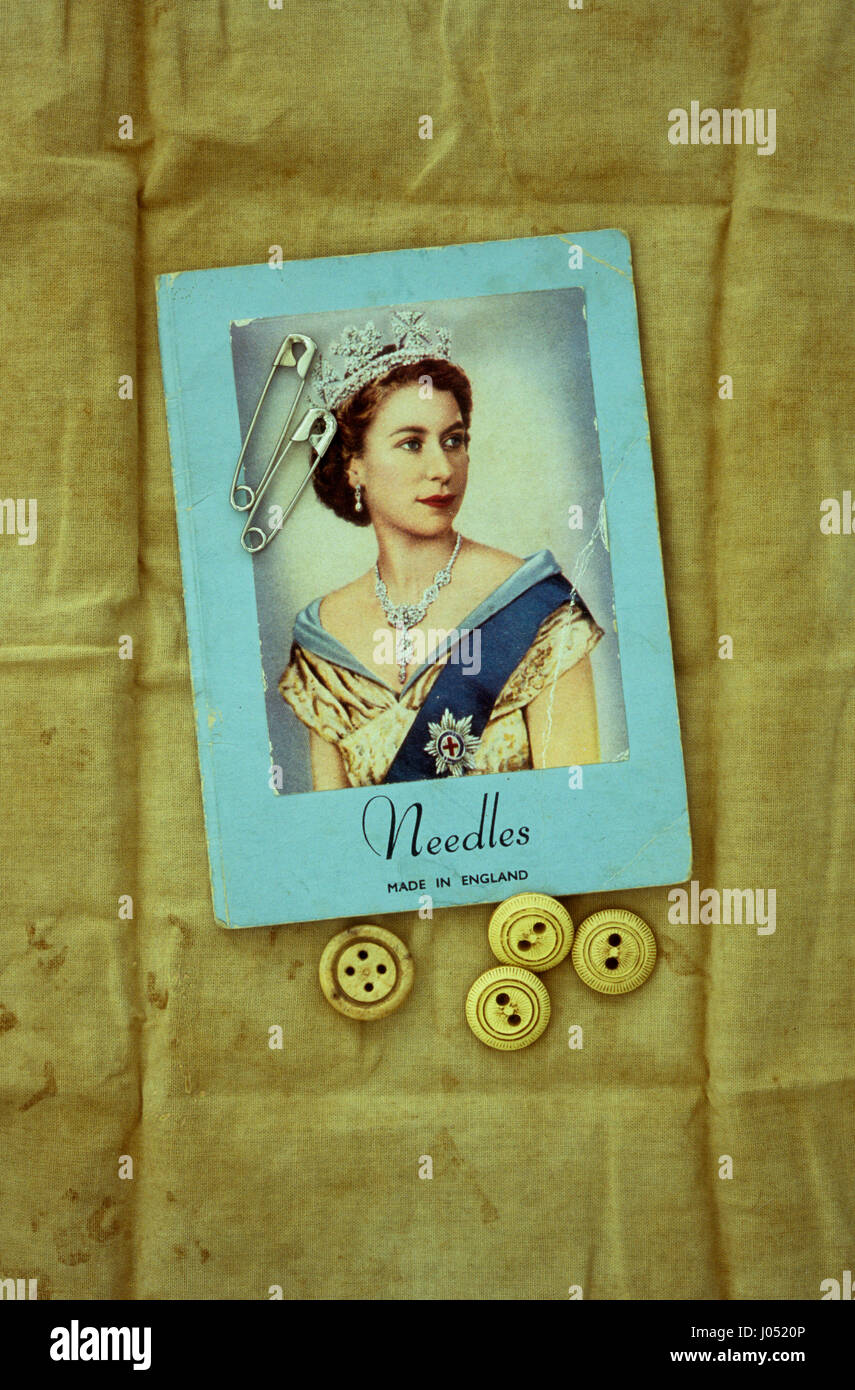 Vintage Ordner für Nähnadeln mit Foto der jungen Königin Elizabeth II auf der Vorderseite liegt auf entfaltet Tuch mit Knöpfen und Sicherheitsnadeln Stockfoto