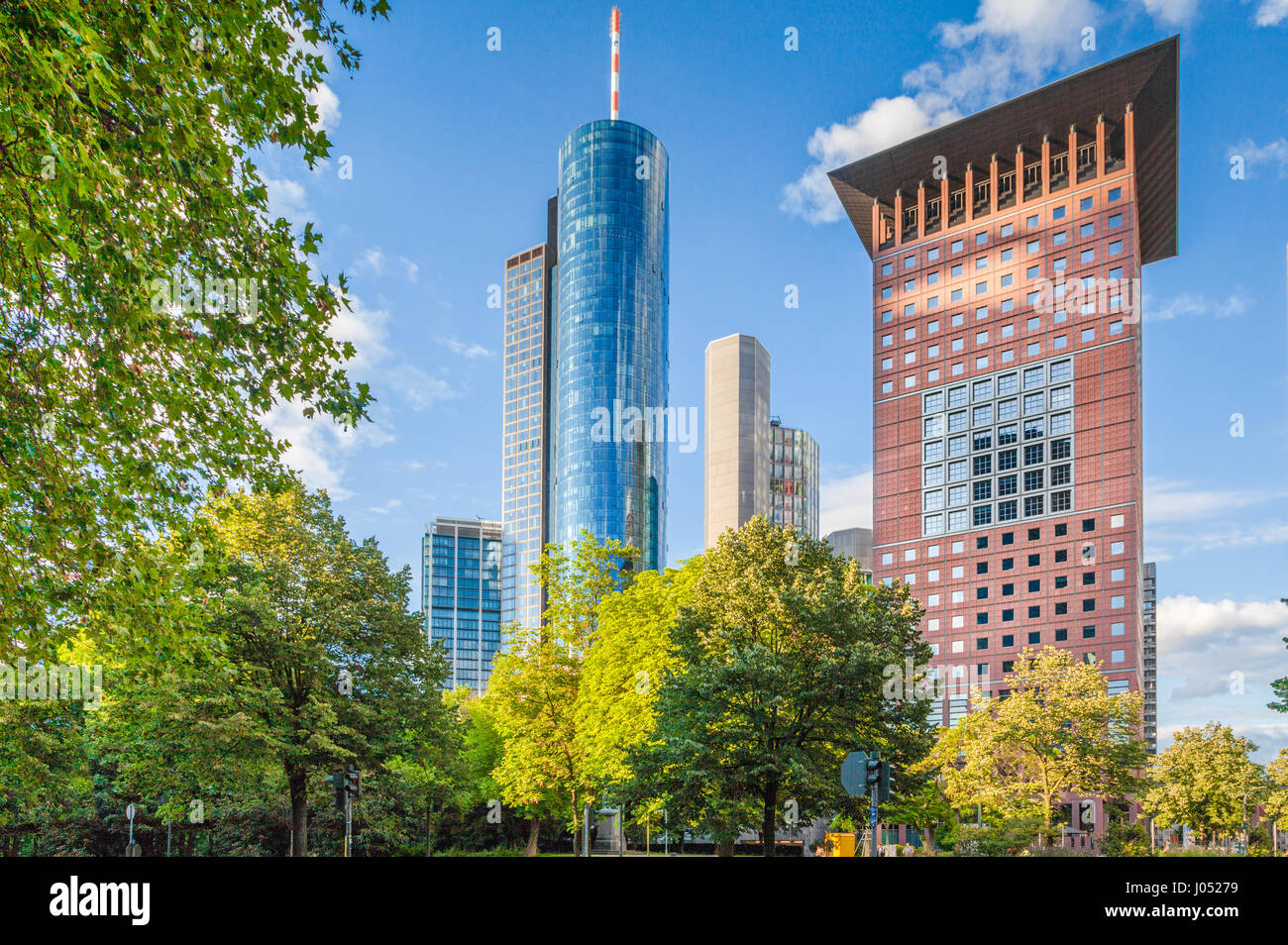 Panoramablick über moderne Wolkenkratzer in der finanziellen Bezirk von Frankfurt / Main mit grünen Bäumen im öffentlichen Park an einem schönen sonnigen Tag im Frühling Stockfoto