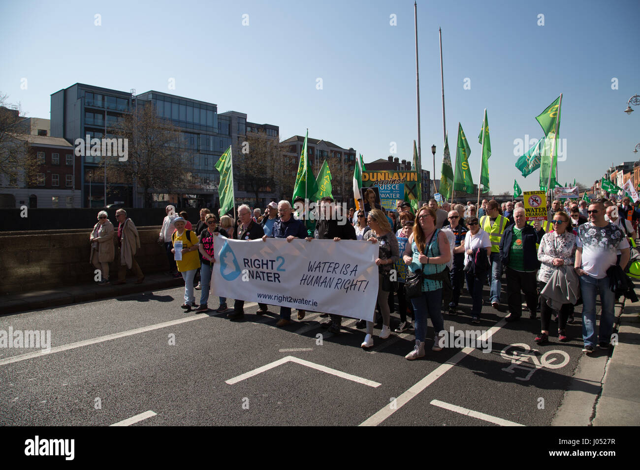 Gegen Sparpolitik Demonstranten marschieren durch Stadt Dublin, Irland. Stockfoto