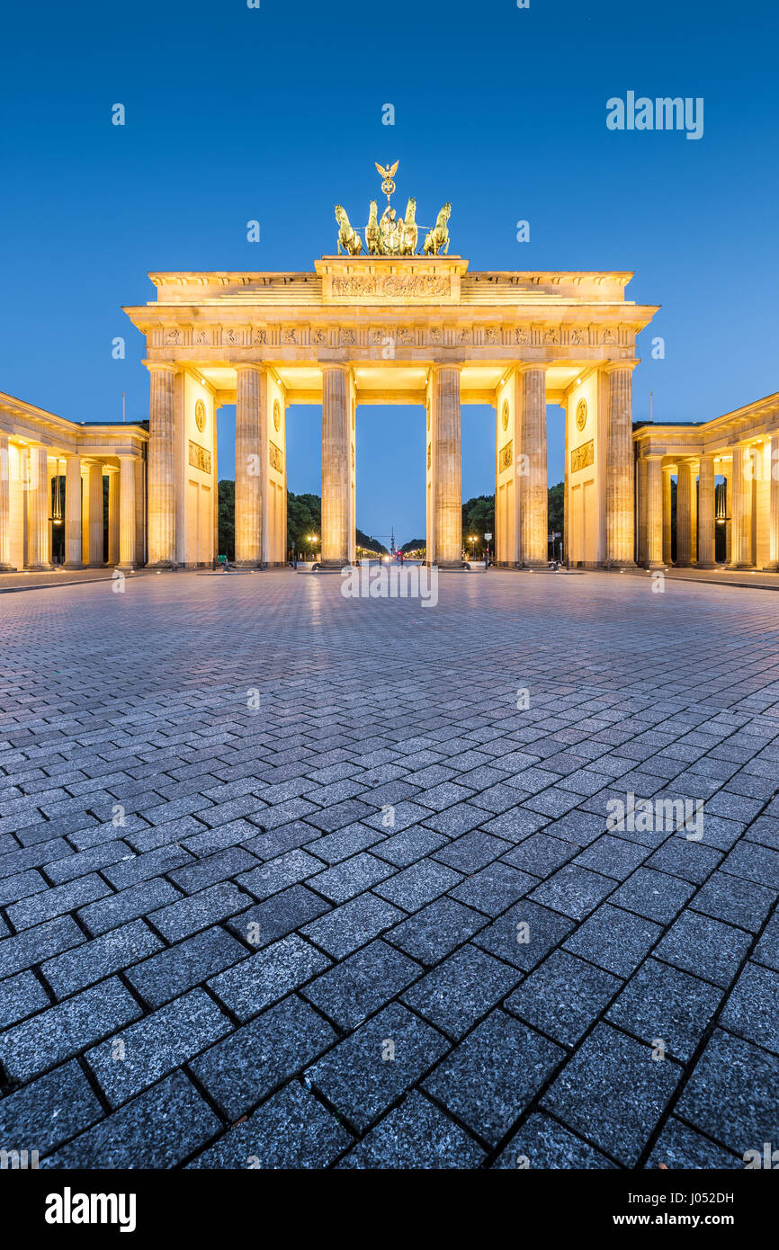 Klassische vertikale Ansicht des historischen Brandenburger Tor, Deutschlands berühmteste Wahrzeichen und ein nationales Symbol, in Post Sonnenuntergang Dämmerung während der blauen Stunde am Stockfoto