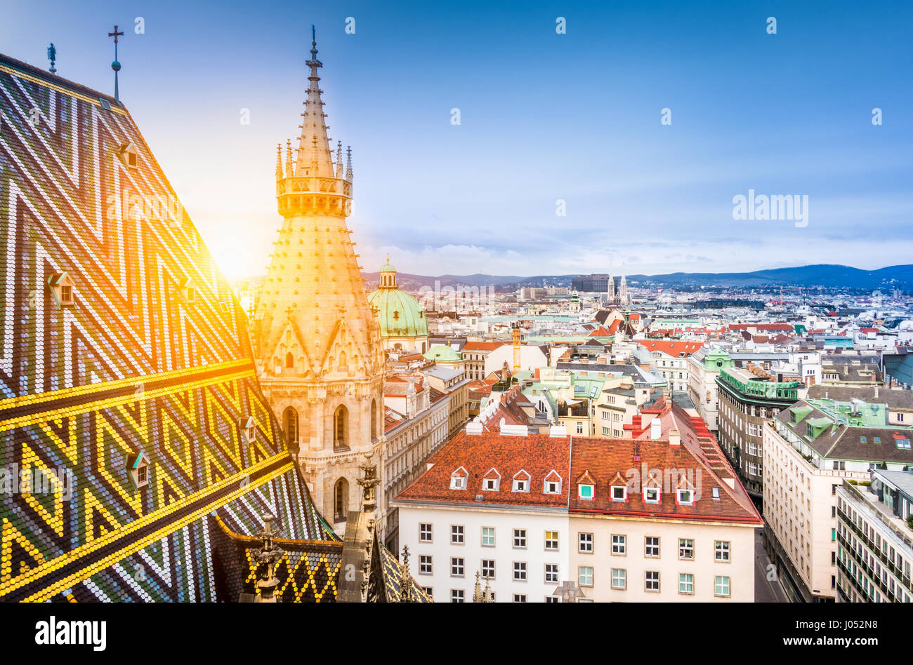 Luftaufnahme über die historischen Dächer von Wien aus den Nordturm des berühmten Stephansdom entfernt im schönen goldenen Abendlicht bei Sonnenuntergang Stockfoto