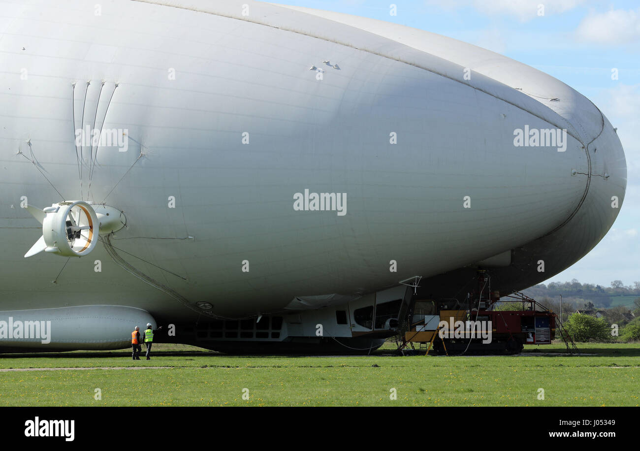 Die Airlander 10, Teil Flugzeug, Teil Luftschiff, gebunden an einem Liegeplatz Mast Cardington Airfield, Bedfordshire, ist aus seinem Hangar seit beschädigt worden, die wenn es Nase tauchte bei einem Testflug im August letzten Jahres. Stockfoto