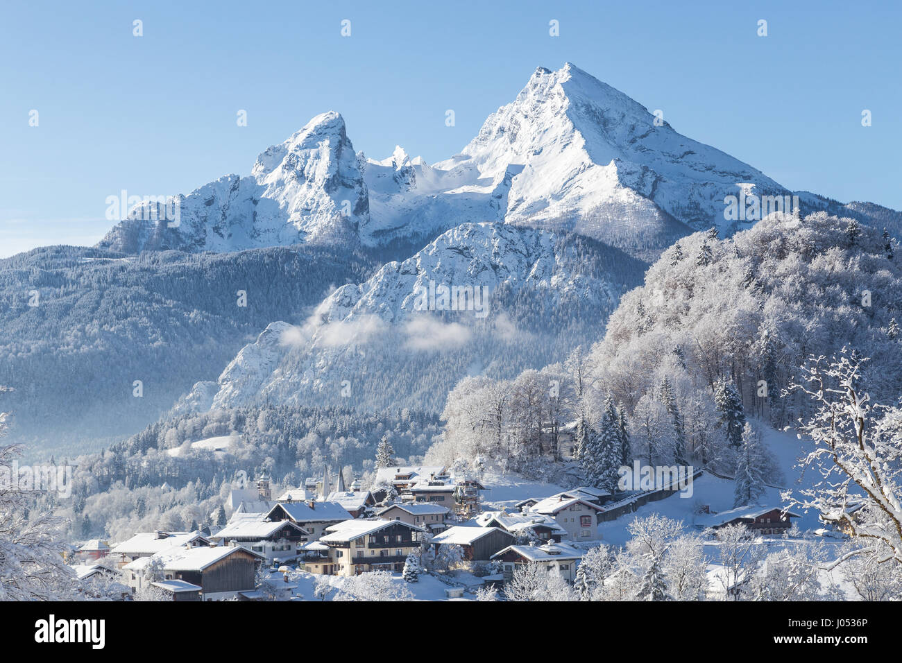 Winter Wunderland Landschaft mit der historischen Stadt Berchtesgaden und Watzmann Berg in den Alpen, Bayern, Deutschland Stockfoto