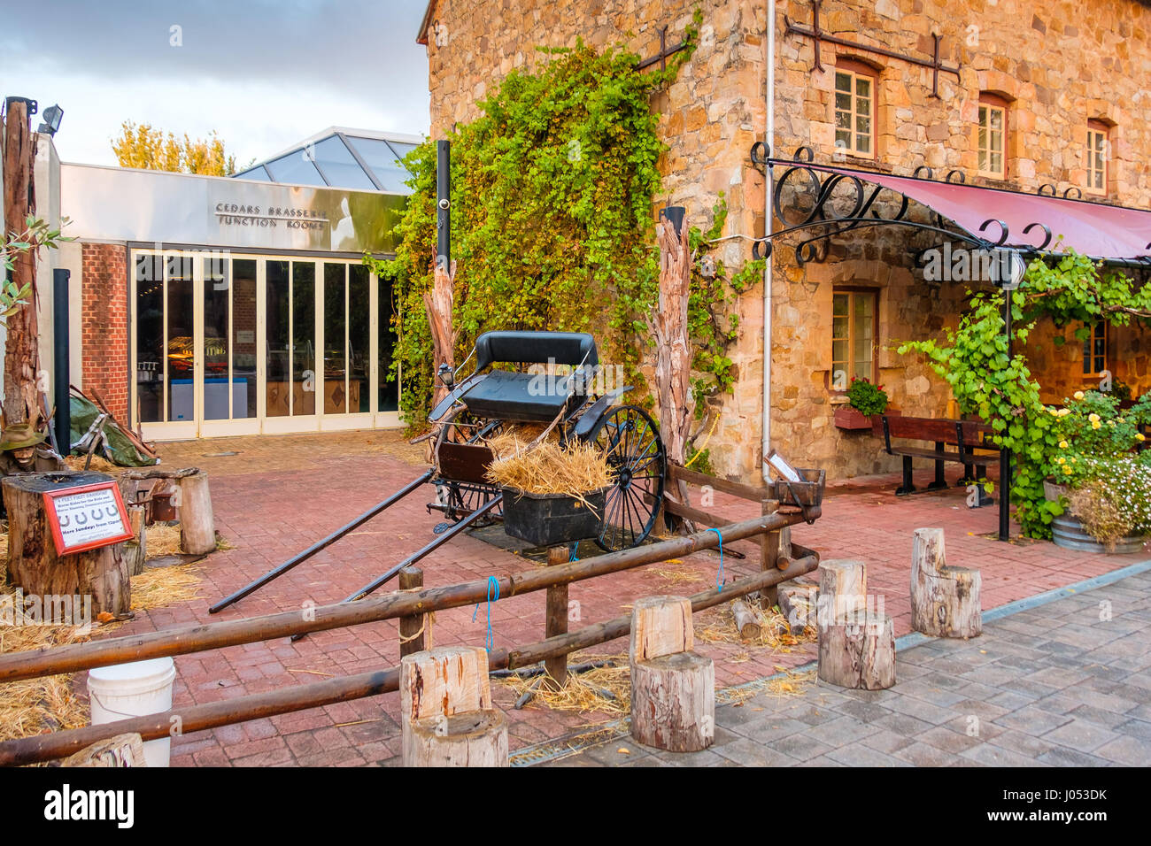 Hahndorf, South Australia - 9. April 2017: Horse drawn Auto in der Nähe von Old Mill Hotel von Hahndorf in Adelaide Hills Bereich während der Herbstsaison Stockfoto