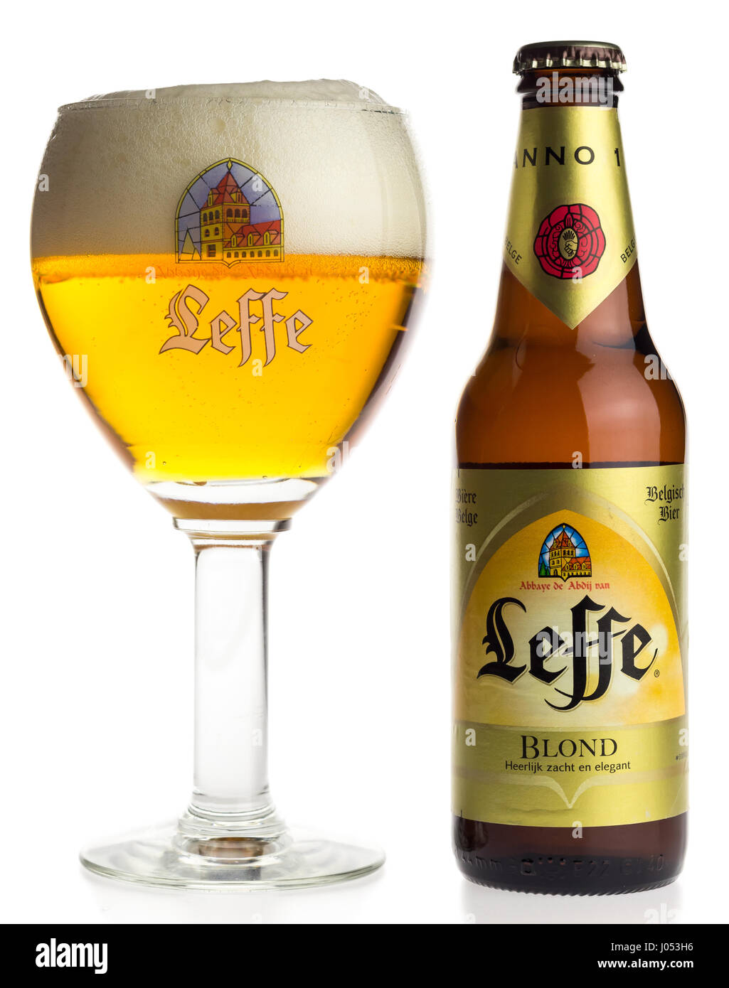 Flasche und Glas belgisches Leffe Blond Bier isoliert auf weißem  Hintergrund Stockfotografie - Alamy