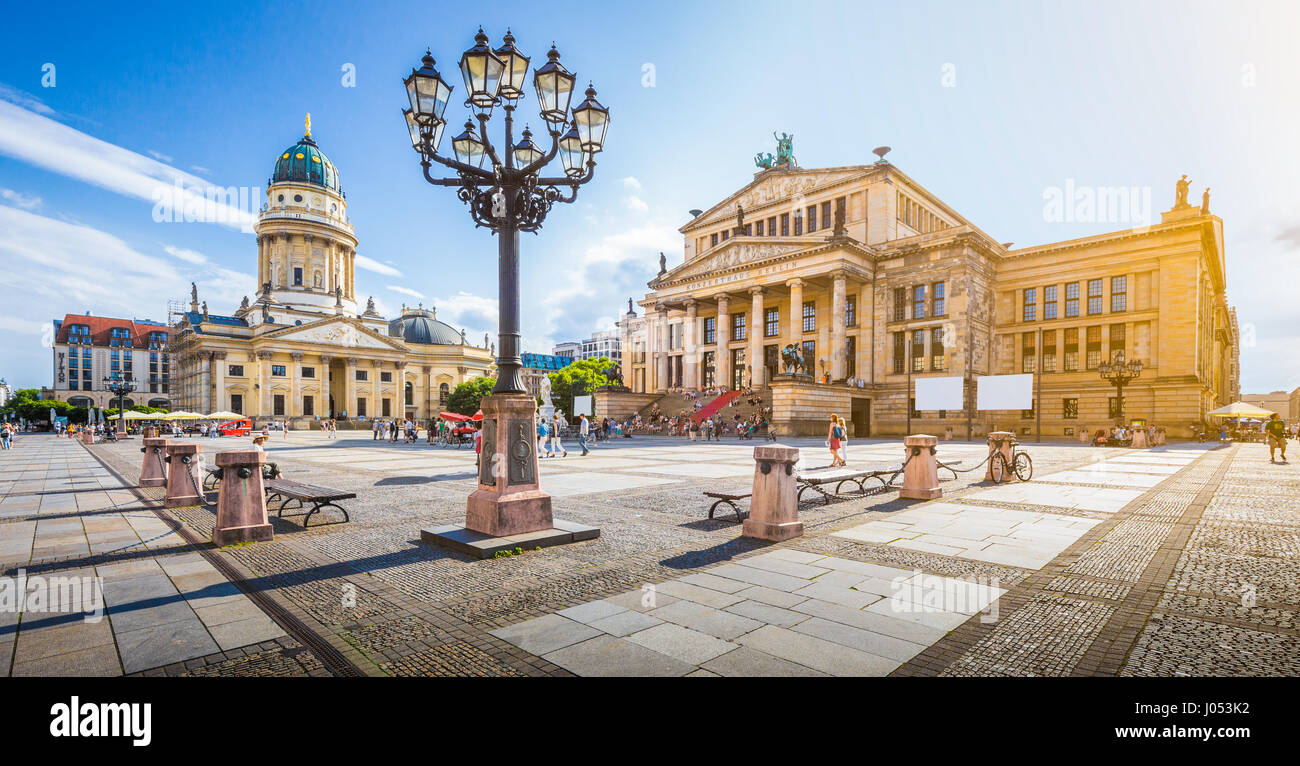 Panorama des berühmten Gendarmenmarkt mit Konzerthaus Berlin und Deutschen Dom im goldenen Abendlicht bei Sonnenuntergang, quadratische Berlin-Mitte Stockfoto