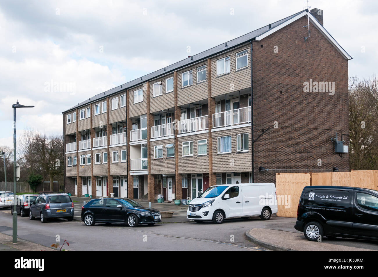 Ein Block der Maisonette-Wohnungen auf einer kleinen Wohnsiedlung im Süden von London... Stockfoto