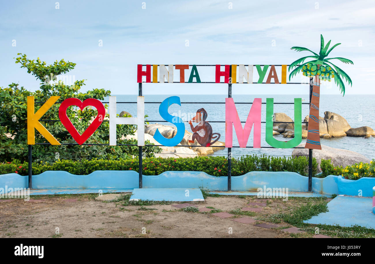 KOH SAMUI, THAILAND - 17. Oktober 2016: Touristische Zeichen der Insel Samui an Hinta Hinyai begrüßen, Opa und Oma rockt mit Meer im Hintergrund Stockfoto