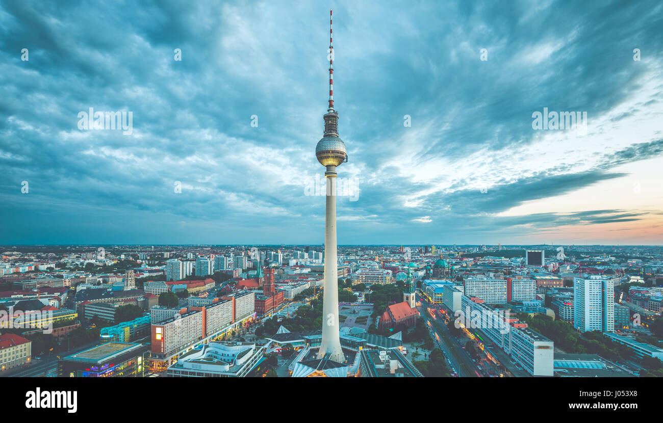 Luftaufnahme der Berliner Skyline mit berühmten Fernsehturm am Alexanderplatz und dramatische Wolkengebilde im Zwielicht während der blauen Stunde in der Abenddämmerung, Berlin-Mitte Stockfoto