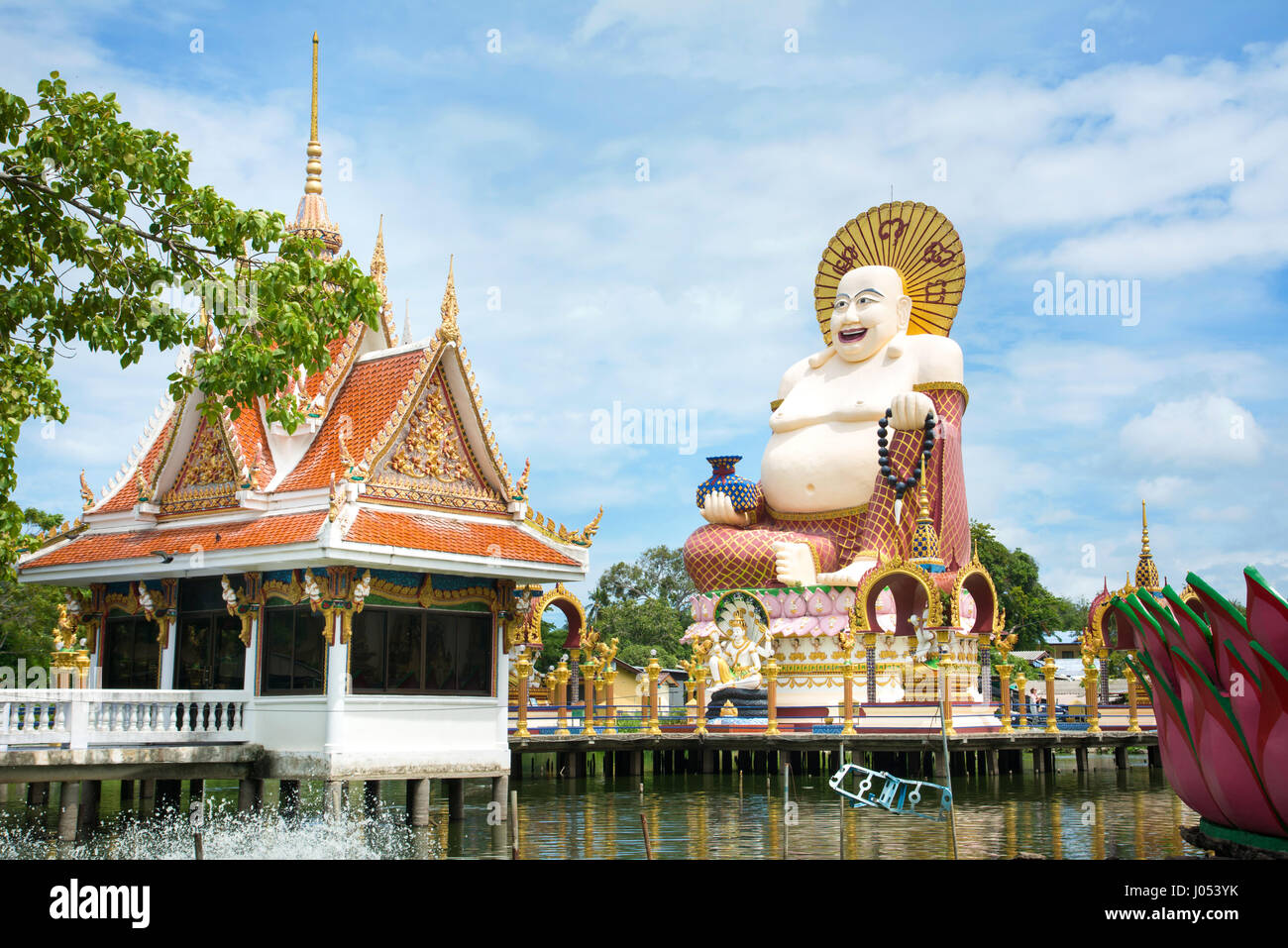 KOH SAMUI, THAILAND - 21. Oktober 2016: Wat Plai Laem Tempel große Buddha-Statue auf der Ferieninsel Samui Stockfoto