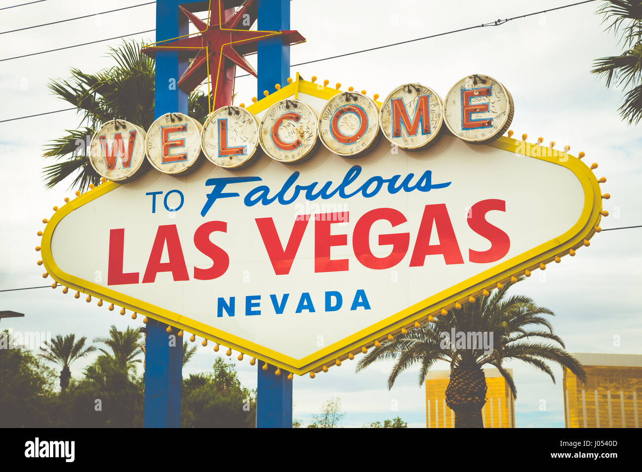 Klassische Ansicht von Welcome to Fabulous Las Vegas Schild am südlichen Ende des berühmten Las Vegas Strip Welt an einem schönen sonnigen Tag mit Retro-Vintage-filter Stockfoto
