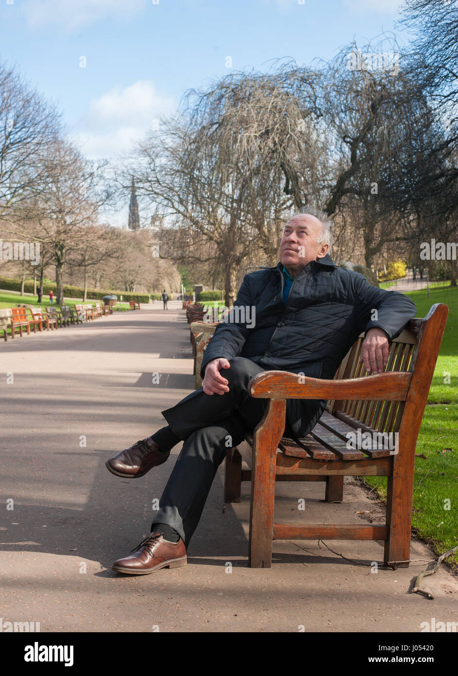 Ein senior Mann genießen Aussicht auf Princess Gardens in Edinburgh, Schottland Stockfoto