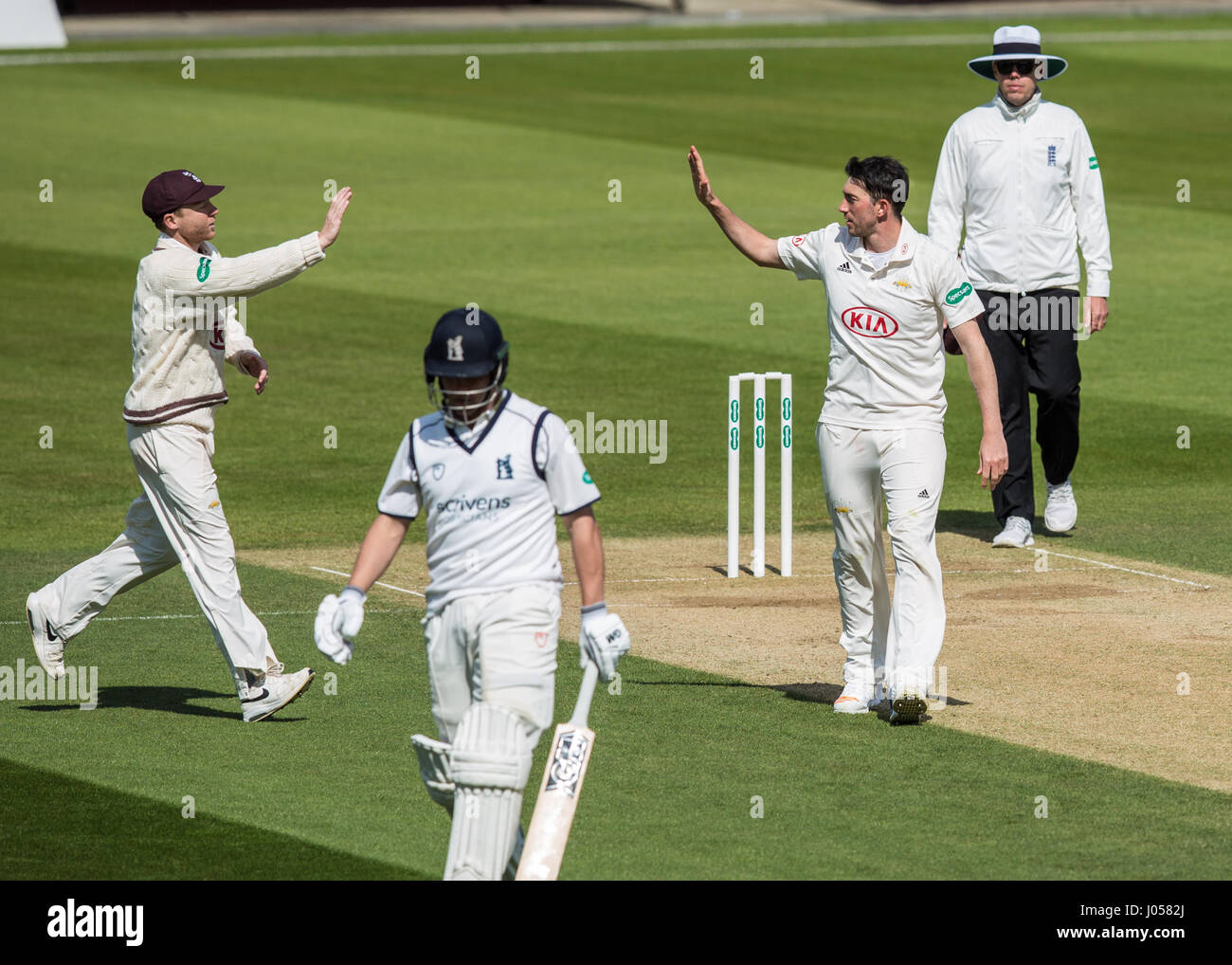 London, UK. 10. April 2017. Mark Footitt bekommt das Wicket Jonathan Trott bowling für Surrey gegen Warwickshire am Tag vier der Specsavers County Championship Spiel im Oval. David Rowe/Alamy Live-Nachrichten Stockfoto