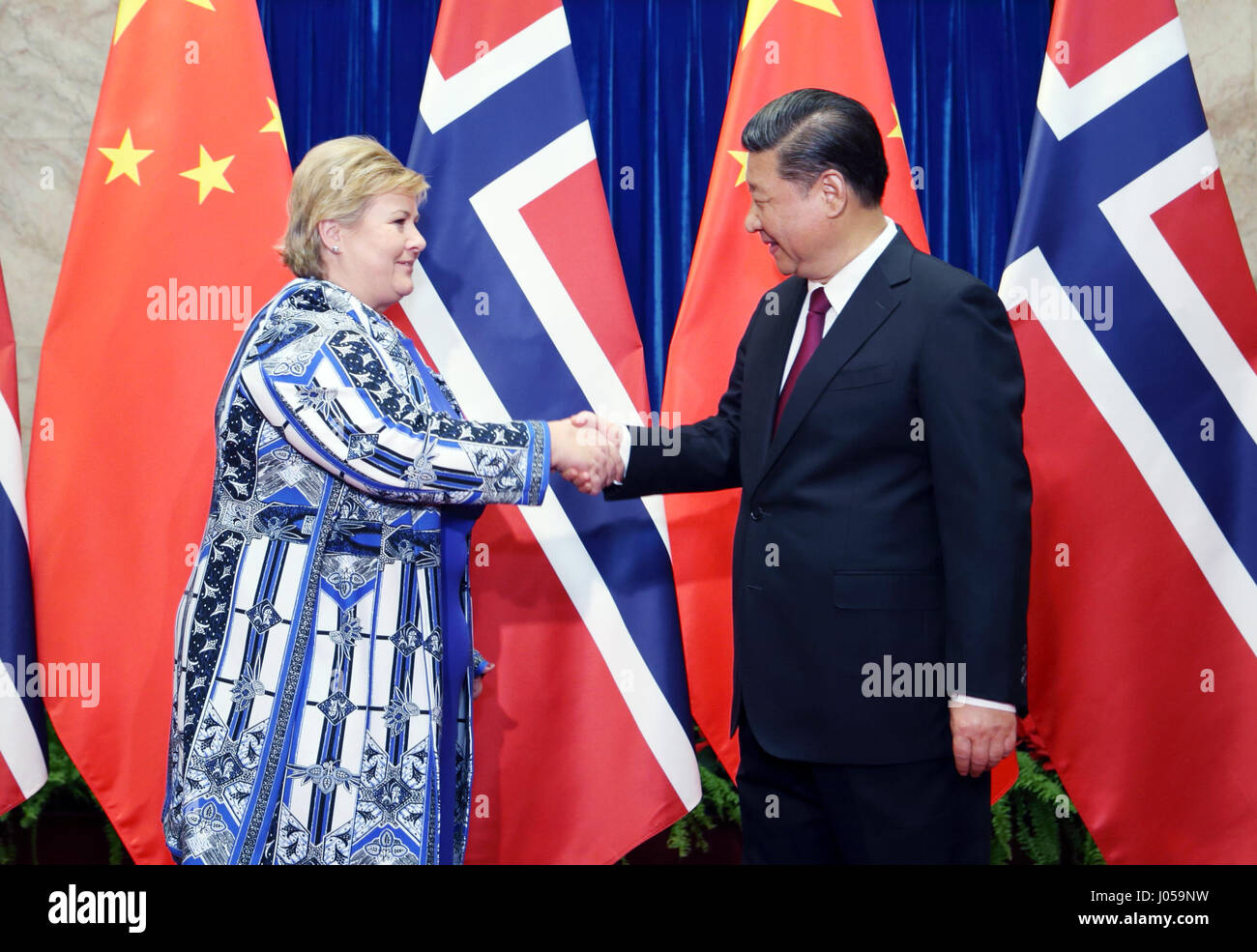 Peking, China. 10. April 2017. Chinese President Xi Jinping (R) trifft sich mit norwegischen Premierminister Erna Solberg in Peking, Hauptstadt von China, 10. April 2017. Bildnachweis: Yao Dawei/Xinhua/Alamy Live-Nachrichten Stockfoto