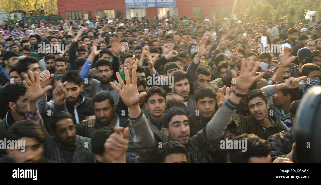 Indische Polizei verhängen Sperrstunde-wie Bordsteine in Teilen der Region, einen Tag nach dem tödlichen Auseinandersetzungen zwischen Demonstranten und Polizei. Indische Polizei haben verhängt Ausgangssperre-wie Bordsteine auf Freizügigkeit in mehreren Teilen von Indien verwalteten Kaschmir, einen Tag nach Auseinandersetzungen mit Demonstranten während einer Nachwahl tötete acht Menschen und verletzt mehr als 200. Separatistische Gruppierungen in Kaschmir haben für einen zweitägigen Streik protestieren auf Monday.Their Aufrufe zum Boykott der Umfrage in Srinagar und der damit verbundenen Gewalt genannt, führte die Wahlbeteiligung von nur sieben Prozent am Sonntag und 70 Wahllokale schließen gezwungen Stockfoto