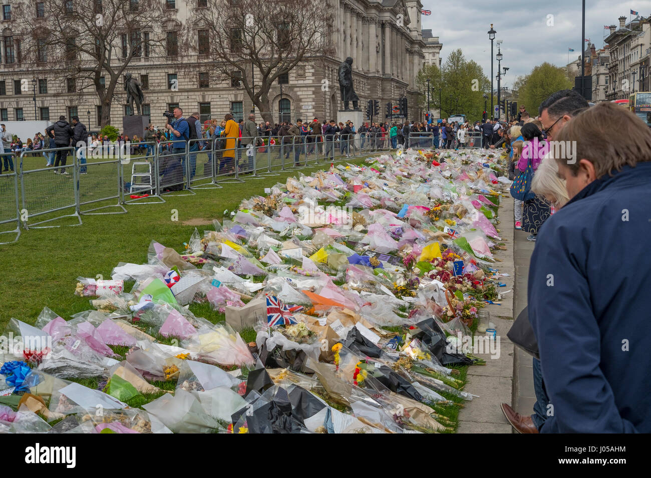 Parliament Square, London, UK. 10. April 2017. Voller Kraft Beerdigung von PC Keith Palmer, getötet in der Westminster-Terroranschlag vom 22. März, findet in der Southwark Cathedral am Montag 10. April um 14:00. Fußgänger passieren die Blütenpracht in Parliament Square im Gedenken derer, die bei dem Angriff getötet. Bildnachweis: Malcolm Park Leitartikel/Alamy Live-Nachrichten. Stockfoto