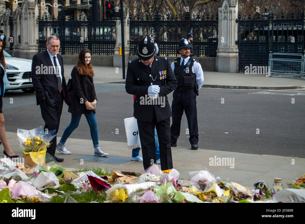 London, UK. 10. April 2017. Der Sarg des PC Keith Palmer führt durch die Tore, die er beschützt wurde, als er bei einem Terroranschlag ermordet wurde. Bildnachweis: JOHNNY ARMSTEAD/Alamy Live-Nachrichten Stockfoto