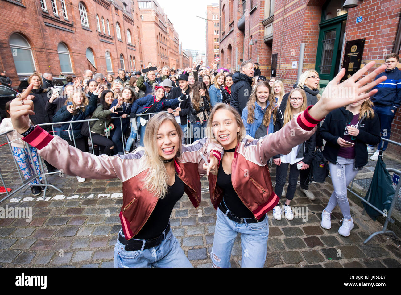 Hamburg, Deutschland. 10. April 2017. Dpatop - "Musical.ly" und social Media-stars Lena (l) und Lisa, fotografiert während ihrer ersten eigenen Fan-treffen und grüßen in Hamburg, Deutschland, 10. April 2017. Laut Veranstalter etwa 2.000 Menschen kamen zum Treffen und Veranstaltung im Stadtteil "Speicherstadt" in Hamburg zu begrüßen, um die social-Media-Stars aus Stuttgart zu sehen. Das offizielle Instagram-Profil der Zwillinge ist eines der erfolgreichsten in Deutschland zählen 10,4 Millionen Anhänger. Foto: Christian Charisius/Dpa/Alamy Live News Stockfoto