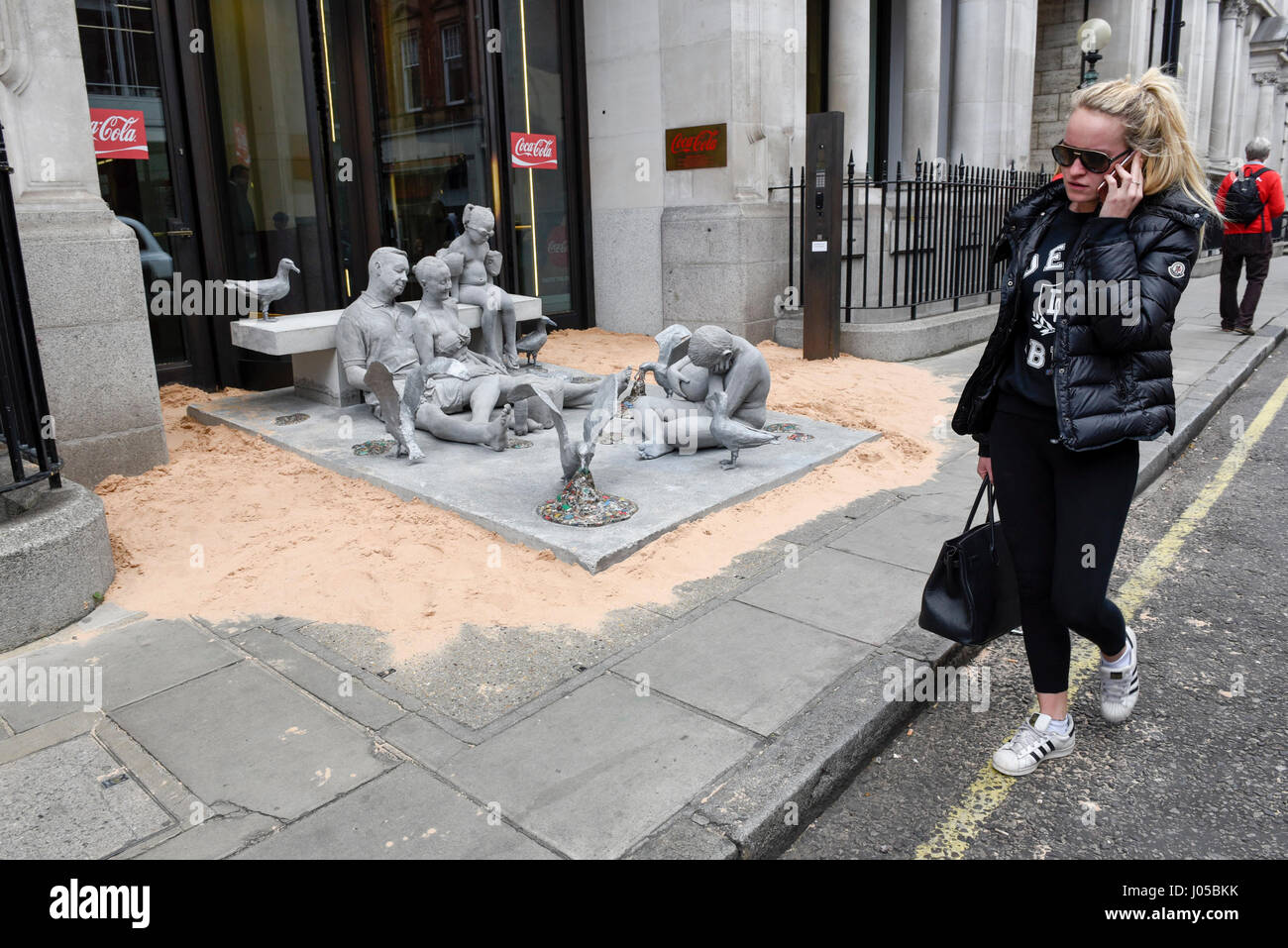 London, UK. 10. April 2017. Eine Skulptur des Künstlers James de Caires Taylor, Darstellung einer Familie an einem Strand wird von Greenpeace vor dem Eingang des Coca-Cola-Zentrale in London auf Wimpole Street als Bestandteil der Kampagne mit dem Titel "Coke unserer Ozeane zu ersticken lassen Sie sich nicht" installiert. Die Kampagne unterstreicht die negativen Umweltauswirkungen von Kunststoffen in den Ozeanen sowie Coca-Cola verstärkten Einsatz von Wegwerf Kunststoffe im Gegensatz zu Recycling-Kunststoffen. Bildnachweis: Stephen Chung/Alamy Live-Nachrichten Stockfoto