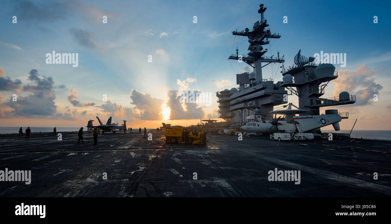 USS Carl Vinson, Vereinigte Staaten von Amerika. 9. April 2017. Sonnenaufgang über dem Flugdeck der US Navy Nimitz-Klasse-Flugzeugträger USS Carl Vinson, wie es Weg für Südkorea 9. April 2017 in das Südchinesische Meer macht. Die Vinson Streik Gruppe war für einen Port-Besuch in Australien geplant und wurde stattdessen auf der Sea Of Japan inmitten erhöhter Spannungen zwischen den USA und Nordkorea umgeleitet. Bildnachweis: Planetpix/Alamy Live-Nachrichten Stockfoto