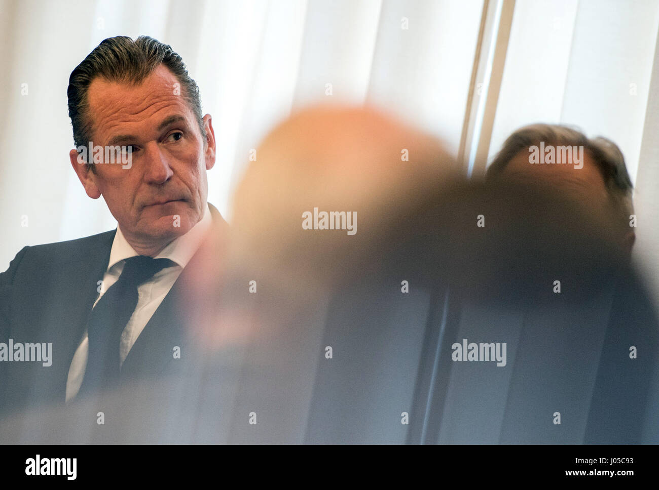 Berlin, Deutschland. 5. April 2017. Mathias Döpfner, Rücktritt Tof der nationale Verband Deutscher Zeitungsverleger ("Bundesverband Deutscher Zeitungsverleger, BDZV"), beteiligt sich an einer Pressekonferenz des "Deutschen Content Allianz" (lit.) "Deutsche Content Allianz", DCA) in Berlin, Deutschland, 5. April 2017. Die DCA präsentiert ein Positionspapier zur Situation der Medienbranche. Foto: Sophia Kembowski/Dpa/Alamy Live News Stockfoto