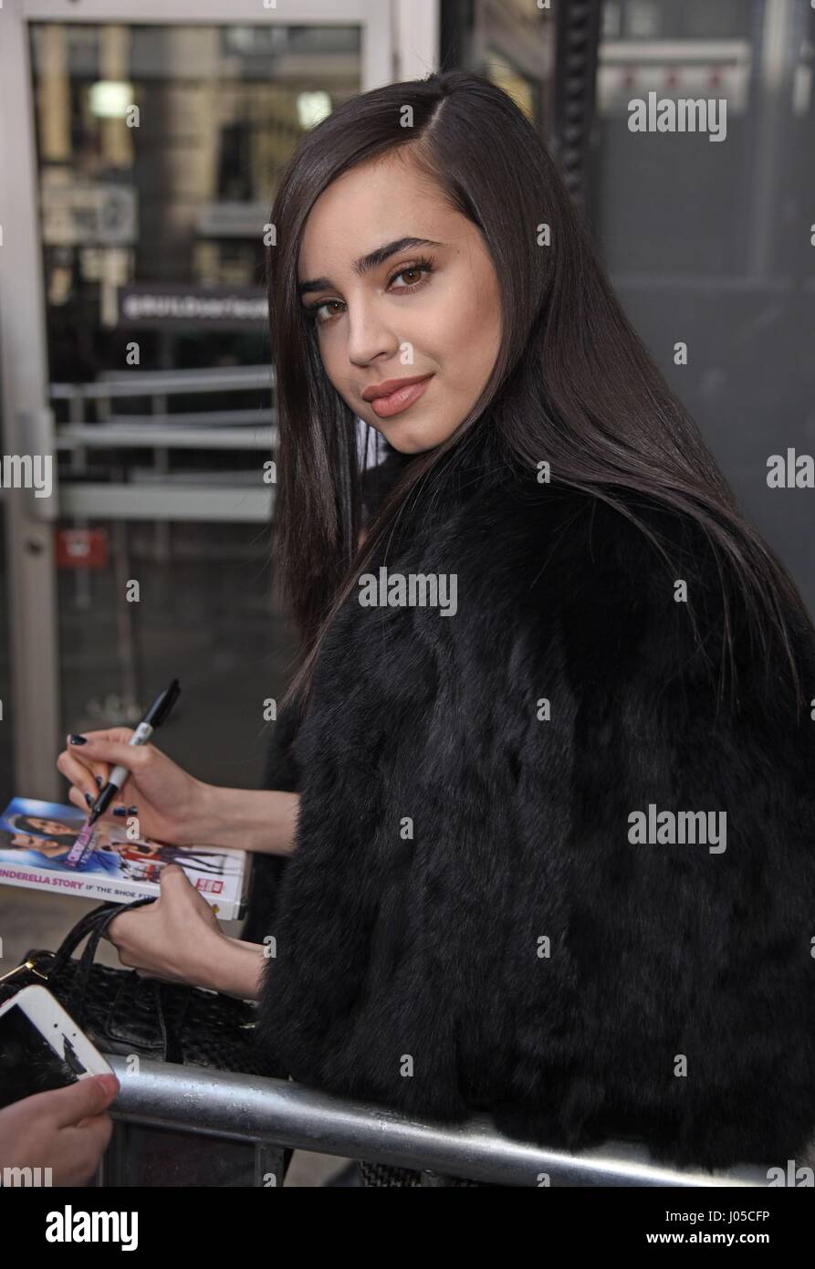 New York, NY, USA. 10. April 2017. Sofia Carson unterwegs für Promi-Schnappschüsse - Mo, New York, NY 10. April 2017. Bildnachweis: Derek Sturm/Everett Collection/Alamy Live-Nachrichten Stockfoto