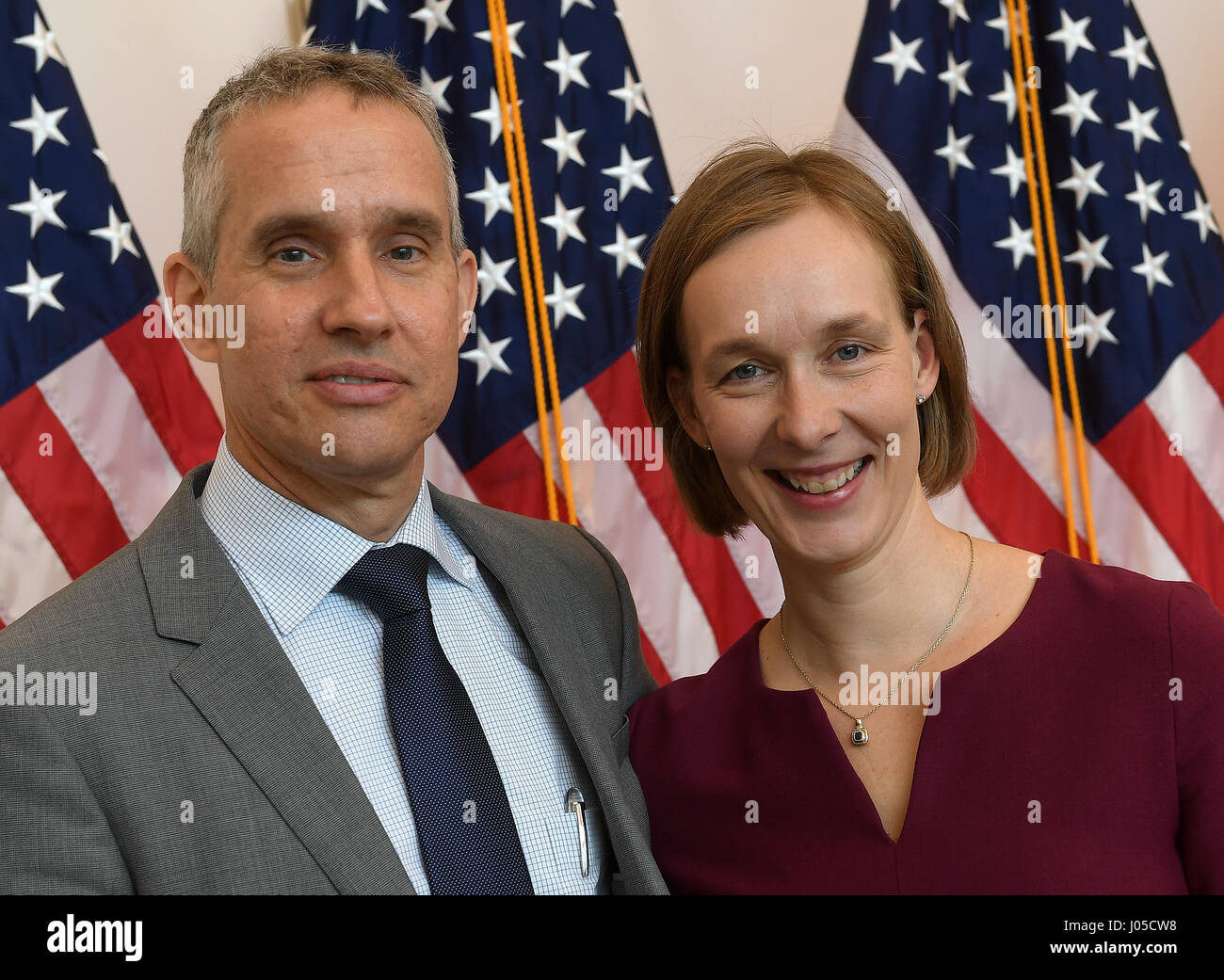 Leipzig, Deutschland. 6. April 2017. US-Konsul General Scott R. Riedmann und seine Frau Jana, fotografiert vor uns Flaggen im Konsulat in Leipzig, Deutschland, 6. April 2017. Riedmann übergibt die Leitung der diplomatischen Vertretung der USA für Sachsen, Sachsen-Anhalt und Thüringen nach Zeitplan. Seine nächste Station werden Bagdad, Irak. Riedmanns Nachfolger tritt sein Amt im Sommer an. Foto: Hendrik Schmidt/Dpa-Zentralbild/Dpa/Alamy Live News Stockfoto