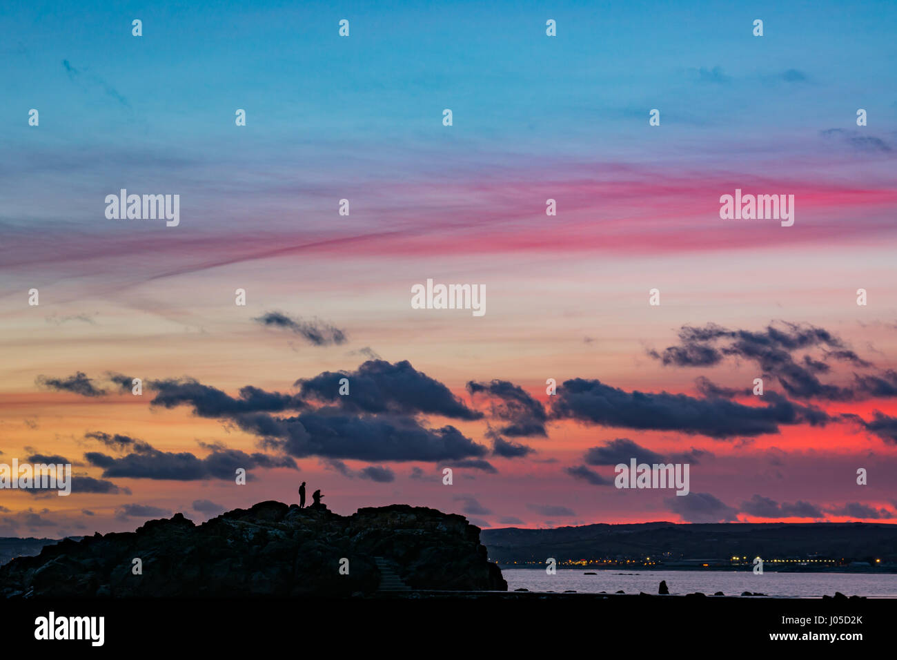 Marazion, Cornwall, UK. 10. April 2017. Großbritannien Wetter. Der Sonnenuntergang über Penzance. Bildnachweis: Simon Maycock/Alamy Live-Nachrichten Stockfoto