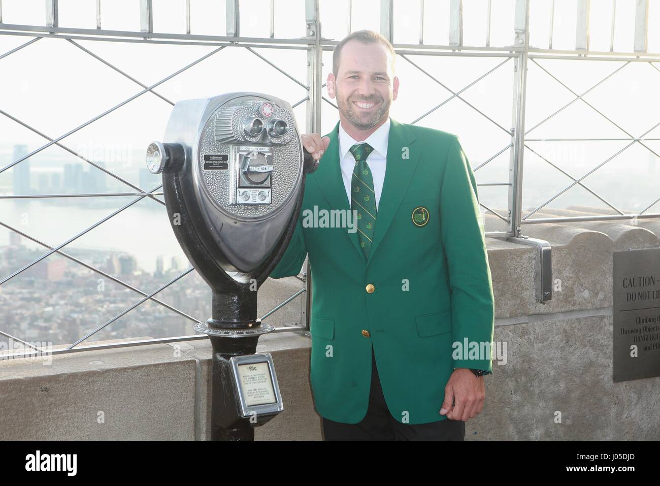 New York, NY, USA. 10. April 2017. Sergio Garcia, 2017-Masters-Champion und PGA TOUR-Profi das Empire State Building am 10. April 2017 in New York City besucht. Bildnachweis: Diego Corredor/Medien Punch/Alamy Live-Nachrichten Stockfoto