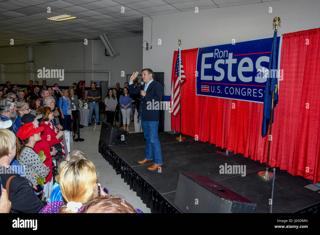 Wichita, Vereinigte Staaten von Amerika. 10. April 2017. Der republikanische Senator Ted Cruz von Texas hat einen Auftritt, seine Unterstützung hinter Ron Estes in seinem Lauf für den Kongress zu Mike Pompeo in der 4. Kongress of Kansas ersetzen zu werfen. Bildnachweis: mark Reinstein/Alamy Live-Nachrichten Stockfoto