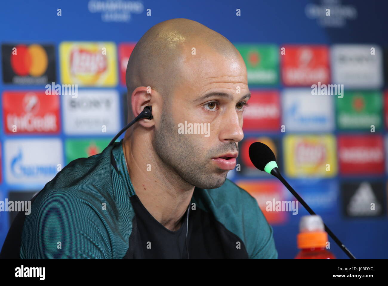 Turin, Italien. 10. April 2017. Javier Mascherano spricht während der FCB Barcelona-Pressekonferenz am Vorabend am Vorabend die 1. Etappe der Championsleague-Viertelfinale zwischen Juventus FC und FCB Barcelona Juventus Stadium am 10. April 2017 in Turin, Italien. Bildnachweis: Massimiliano Ferraro/Alamy Live-Nachrichten Stockfoto