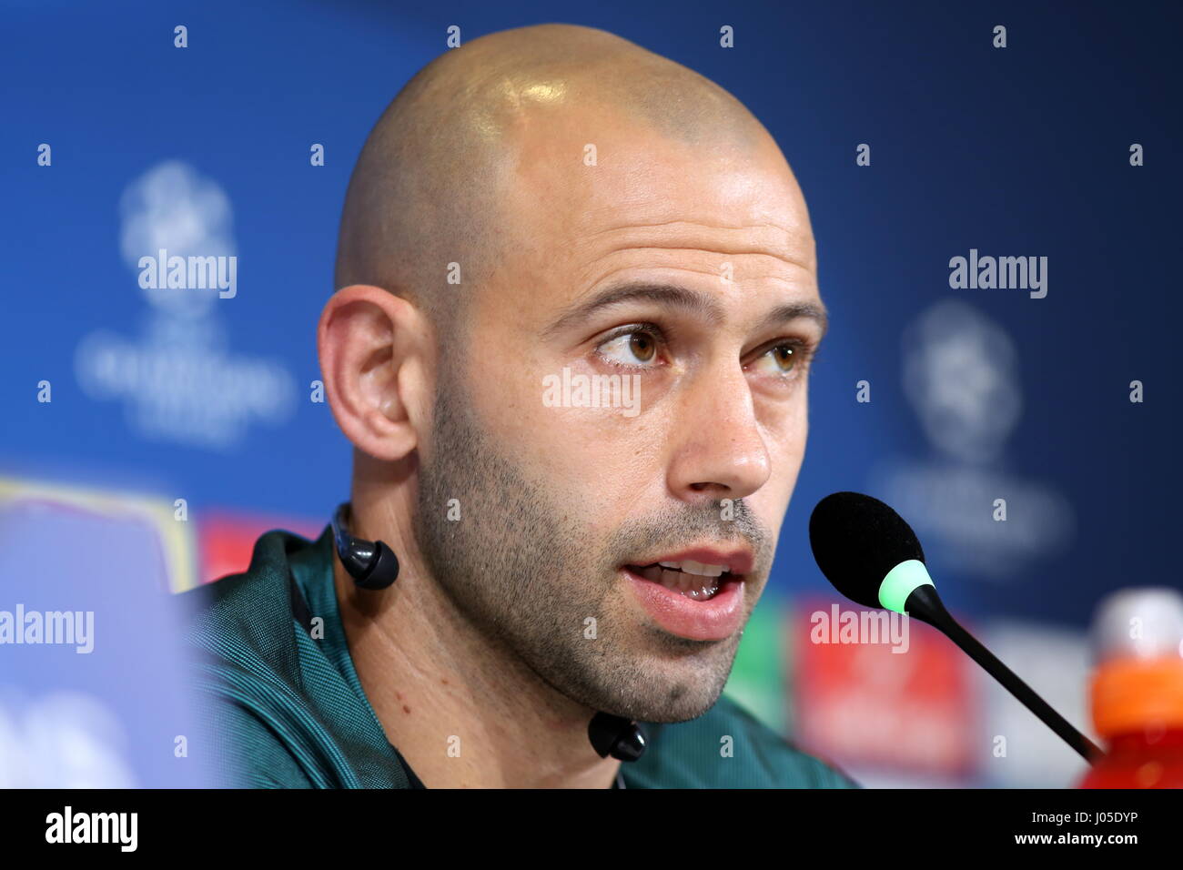 Turin, Italien. 10. April 2017. Javier Mascherano spricht während der FCB Barcelona-Pressekonferenz am Vorabend am Vorabend die 1. Etappe der Championsleague-Viertelfinale zwischen Juventus FC und FCB Barcelona Juventus Stadium am 10. April 2017 in Turin, Italien. Bildnachweis: Massimiliano Ferraro/Alamy Live-Nachrichten Stockfoto