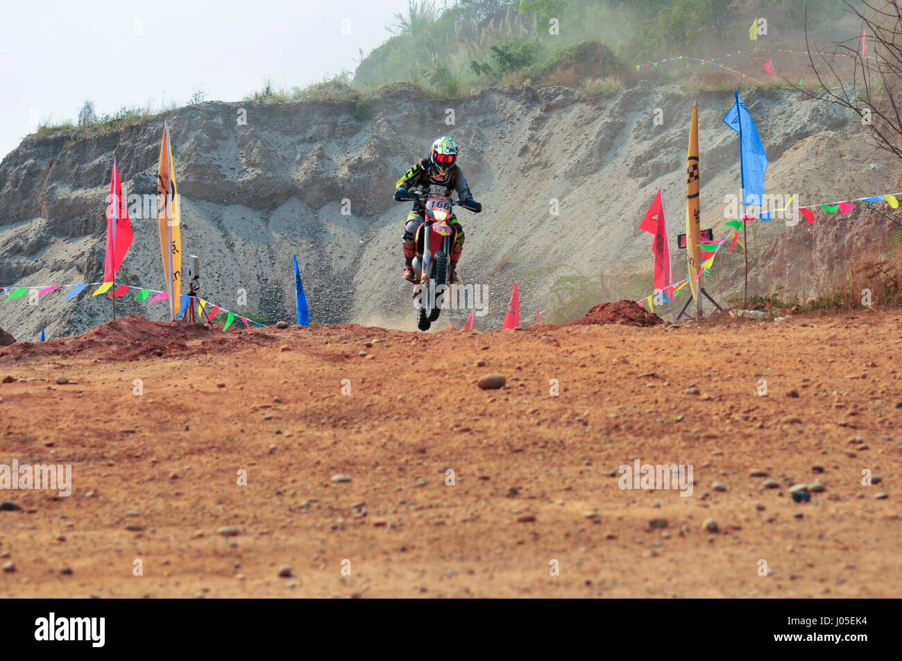 Lao Bokeo, Laos. 10. April 2017. Wettbewerber beteiligen sich die 2017 Golden Triangle International Motorcycle Rally im Goldenen Dreieck von Lao Bokeo Nordprovinz, Laos, 10. April 2017 statt. Bildnachweis: Zhang Jianhua/Xinhua/Alamy Live-Nachrichten Stockfoto