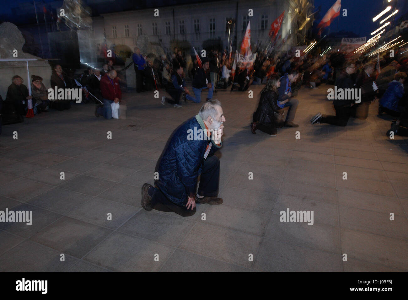 Warschau, Polen. 10. April 2017. Mehrere tausend Menschen versammelten sich vor dem Präsidentenpalast in Warschau zu hören, eine Predigt von der nahegelegenen Basilika Staats-und Regierungschefs eine Masse für das Gedenken an den Absturz von Smolensk 2010 besuchte ausgestrahlt. De facto hielt Regierungschef Jaroslaw Kaczynski eine kurze Rede vor Tausenden, die seinen Namen riefen. Bildnachweis: Jaap Aires/Alamy Live-Nachrichten Stockfoto