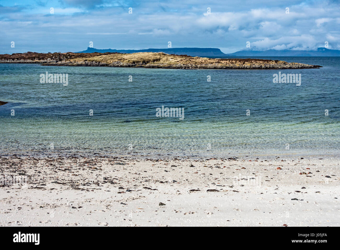 Blick auf schottischen Inseln Eigg & Rum vom Dorf Portnaluchaig zwischen Arisaig und Morar in Highland Scotland UK Stockfoto