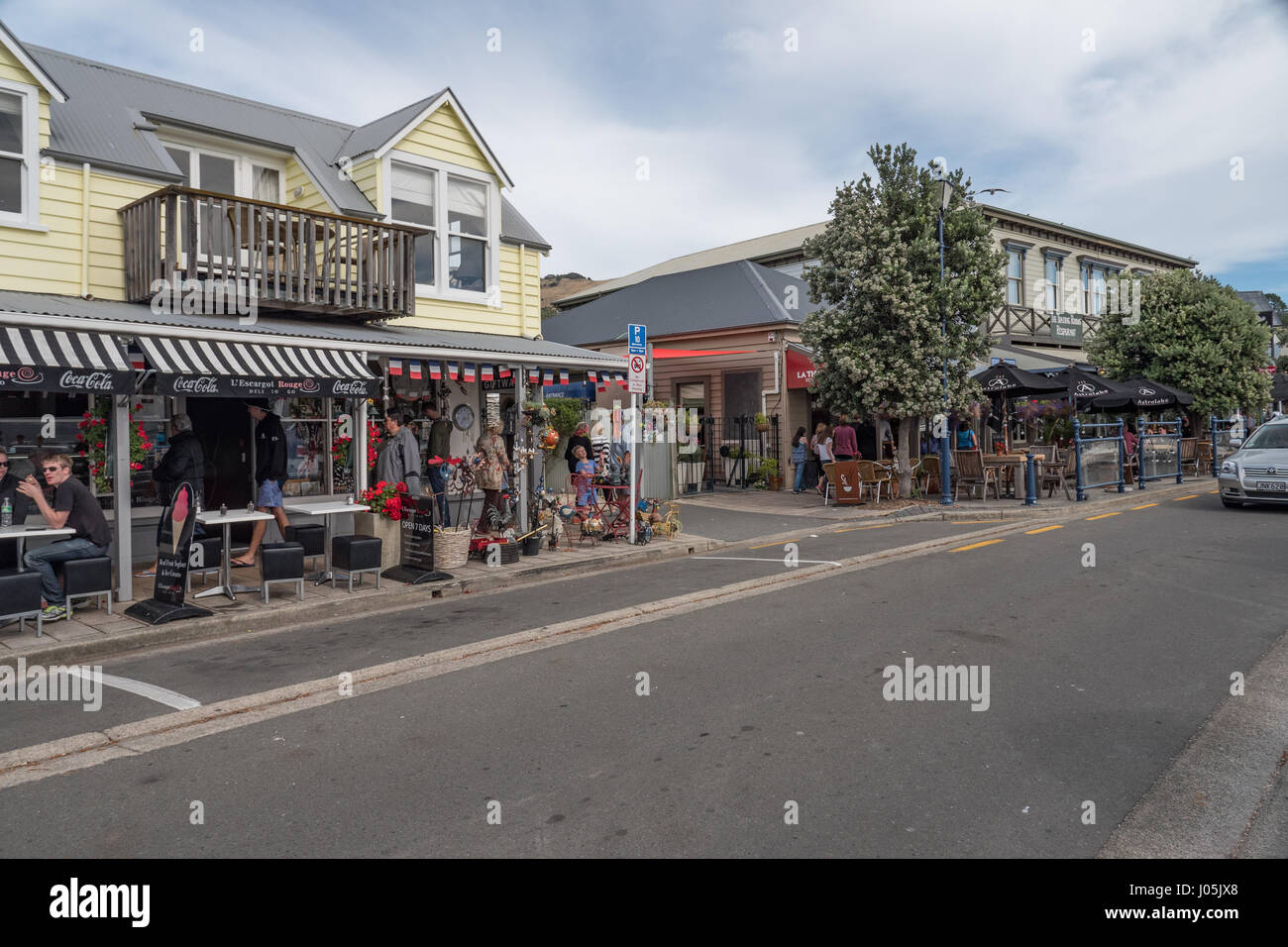 Straßenszene, Akaroa, Banks Peninsula, Südinsel, Neuseeland. Stockfoto