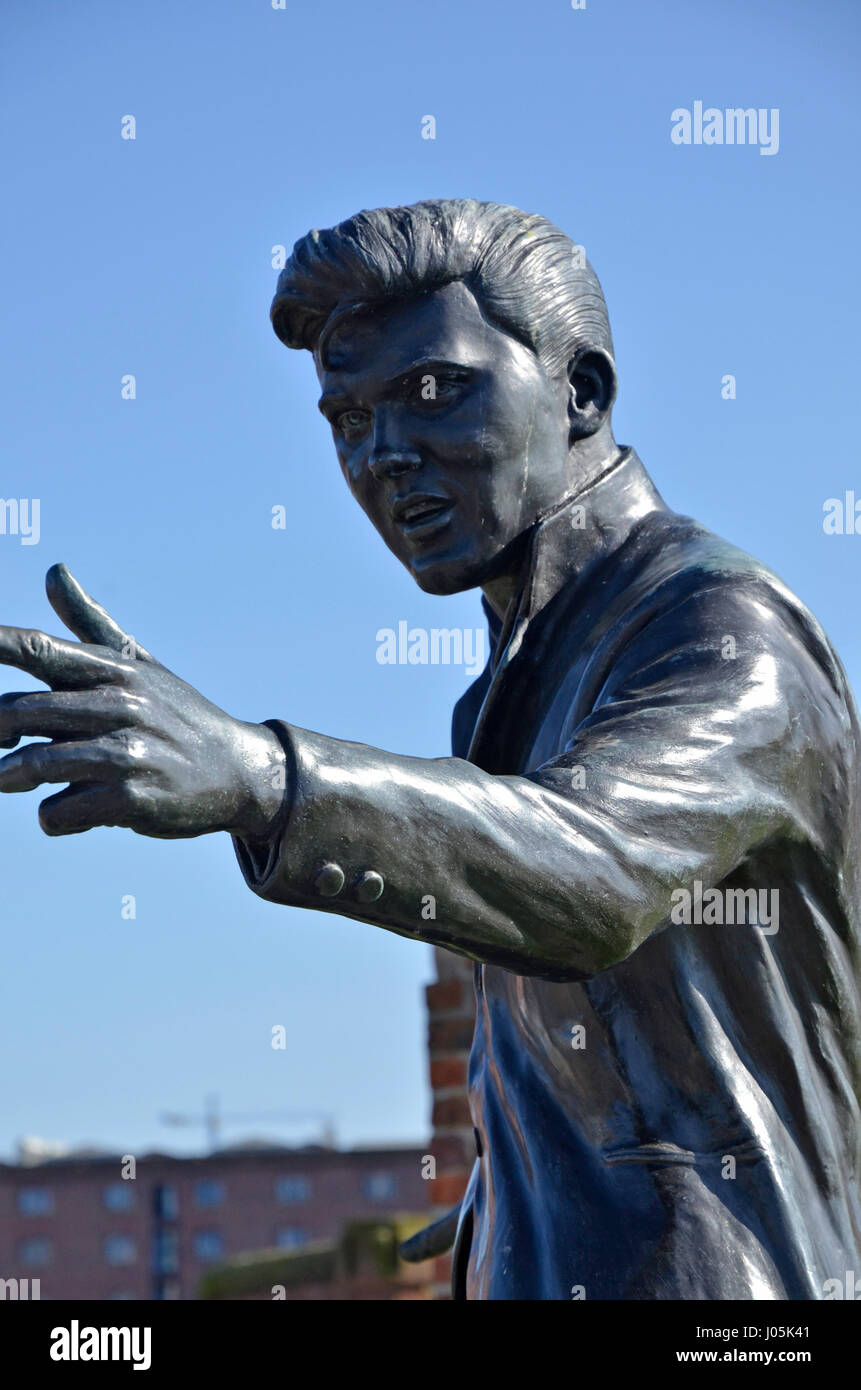 Eine Statue des Sängers Billy Fury von Tom Murphy am Albert Dock in Liverpool, Merseyside.The einmal Dockland-Arbeitsbereich ist eine Attraktion für Tourismus und Freizeit Stockfoto