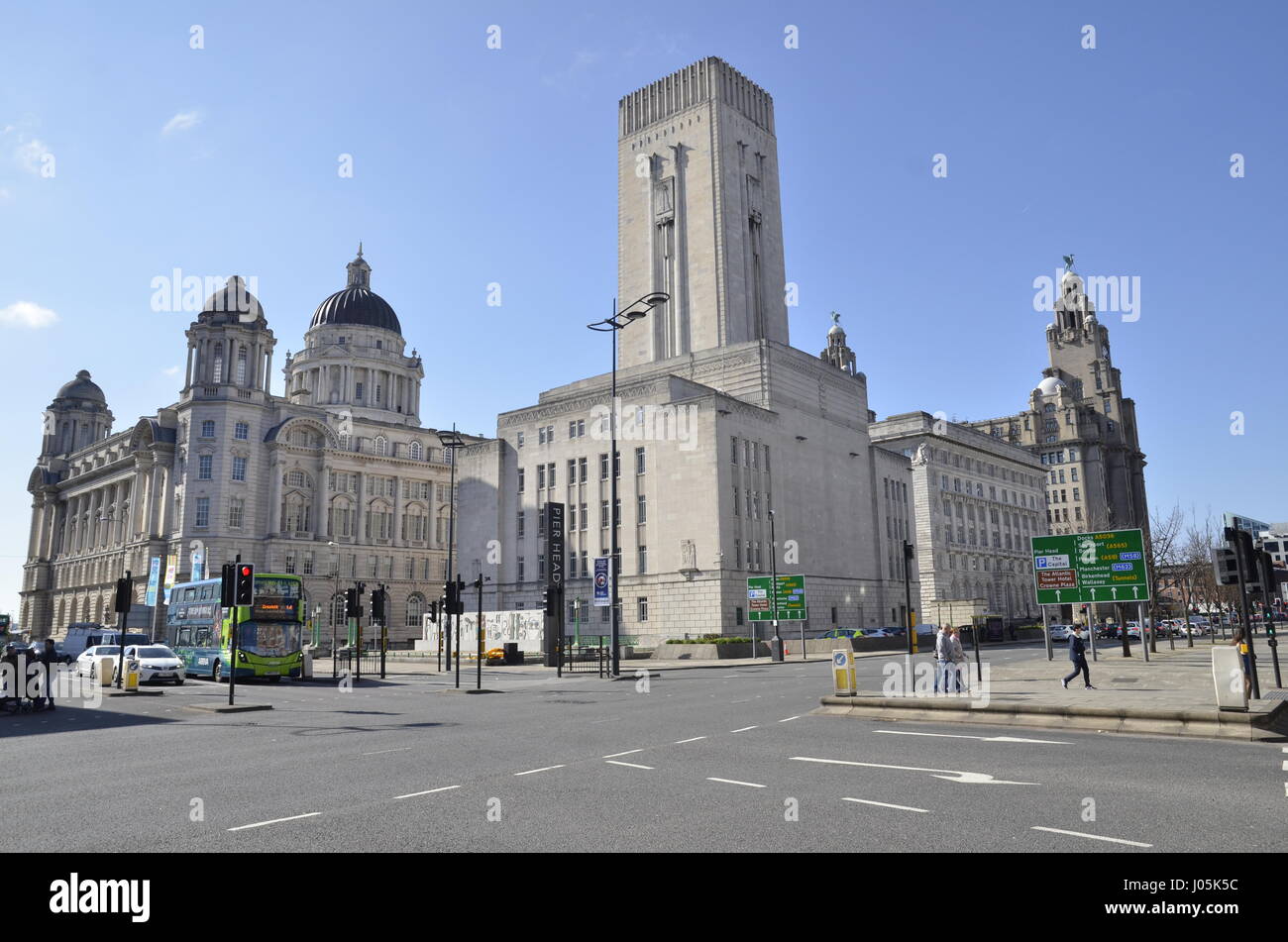 Der Pier Head-Bereich auf den Fluss Mersey in Liverpool mit Cunard Building auf der linken Seite und den Mersey-Tunnel Gebäude im Zentrum Stockfoto